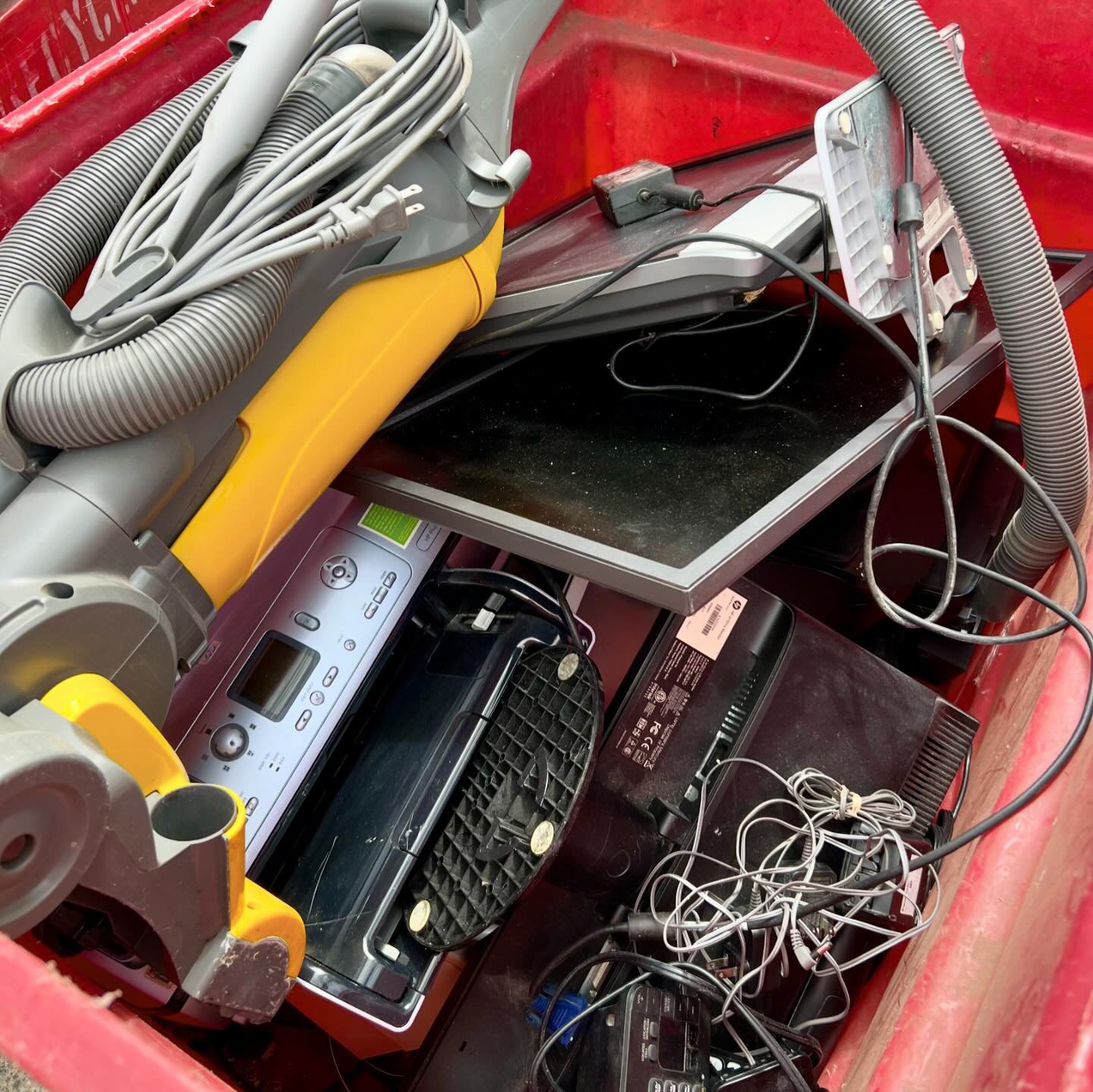 Thank you to everyone who supported our electronics Recycling fundraiser! Cords, TVs, printers, metal, vacuums and more won&rsquo;t end up in a landfill. ♻️ 🌎 💚 #adventmedfield #episcopalchurch #medfieldma #electronicsrecycling #creationcare #dioma