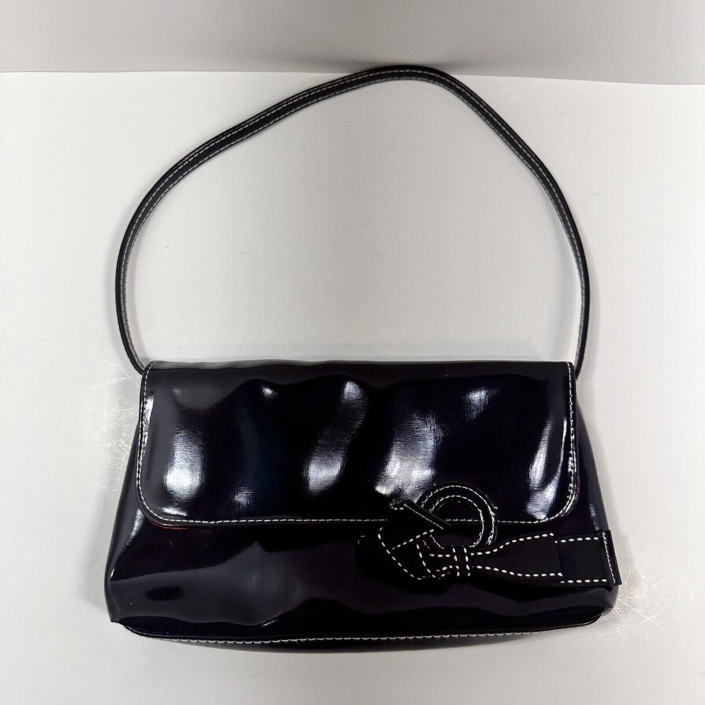 Preowned Victoria Secret Faux Patent Leather Women's Small Shoulder Bag Y2K Style
$20.99

Very fun y2k small shoulder clutch bag. Red interior is a nice touch. Branded inside. No info on materials. Feels like a plastic faux patent leather. Good condi