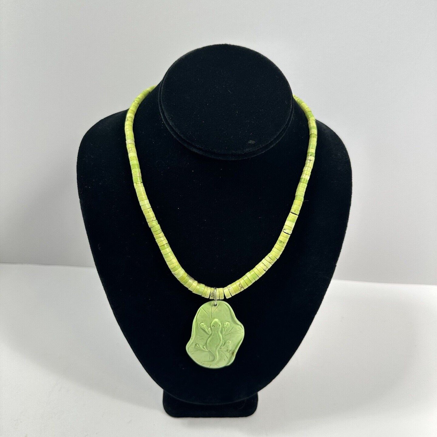 Vintage Lime Green Beaded Women's Shell Necklace Lizard Pendant 17 Inches
$13.99

Colorful fun summer/spring necklace. The pendant feels like a femo type of material. No branding.

#womensjewelry 
#shellnecklace 
#limegreen 
#tropicalvibes 
#ebaysell
