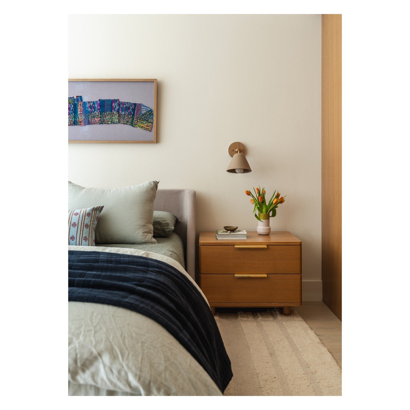 Very cute and cosy bedroom and bathroom in Barton Springs from @beunica_designandbuild. Bathrooms can be some of the trickiest spaces to photograph, sometimes small, lots of glass / shiny surfaces and sometimes no windows to work with. Off camera fla