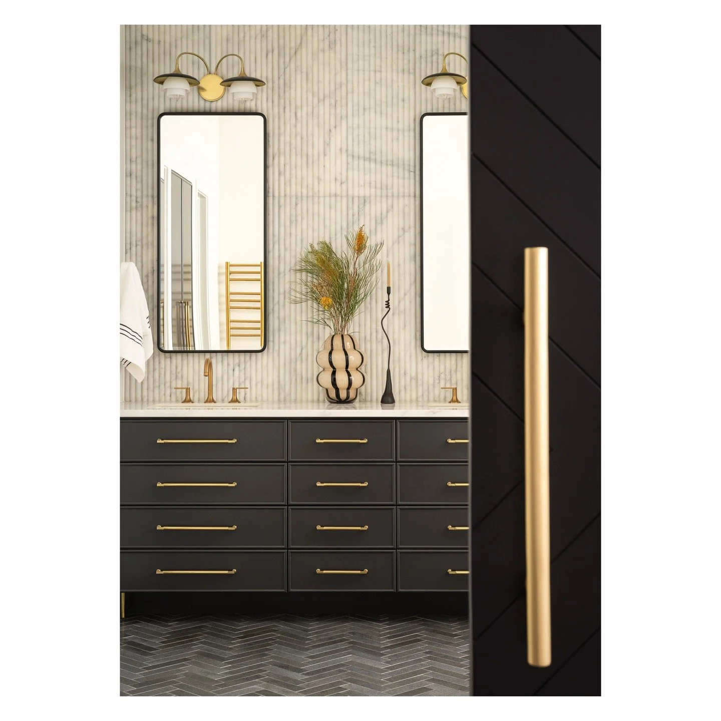 Getting back to it in January! Super jealous of the clients who get to start their day in this grand primary bath (including steam shower!) from @beunica_interiordesign. 2nd slide is the super moody powder room from the same project, just had to thro