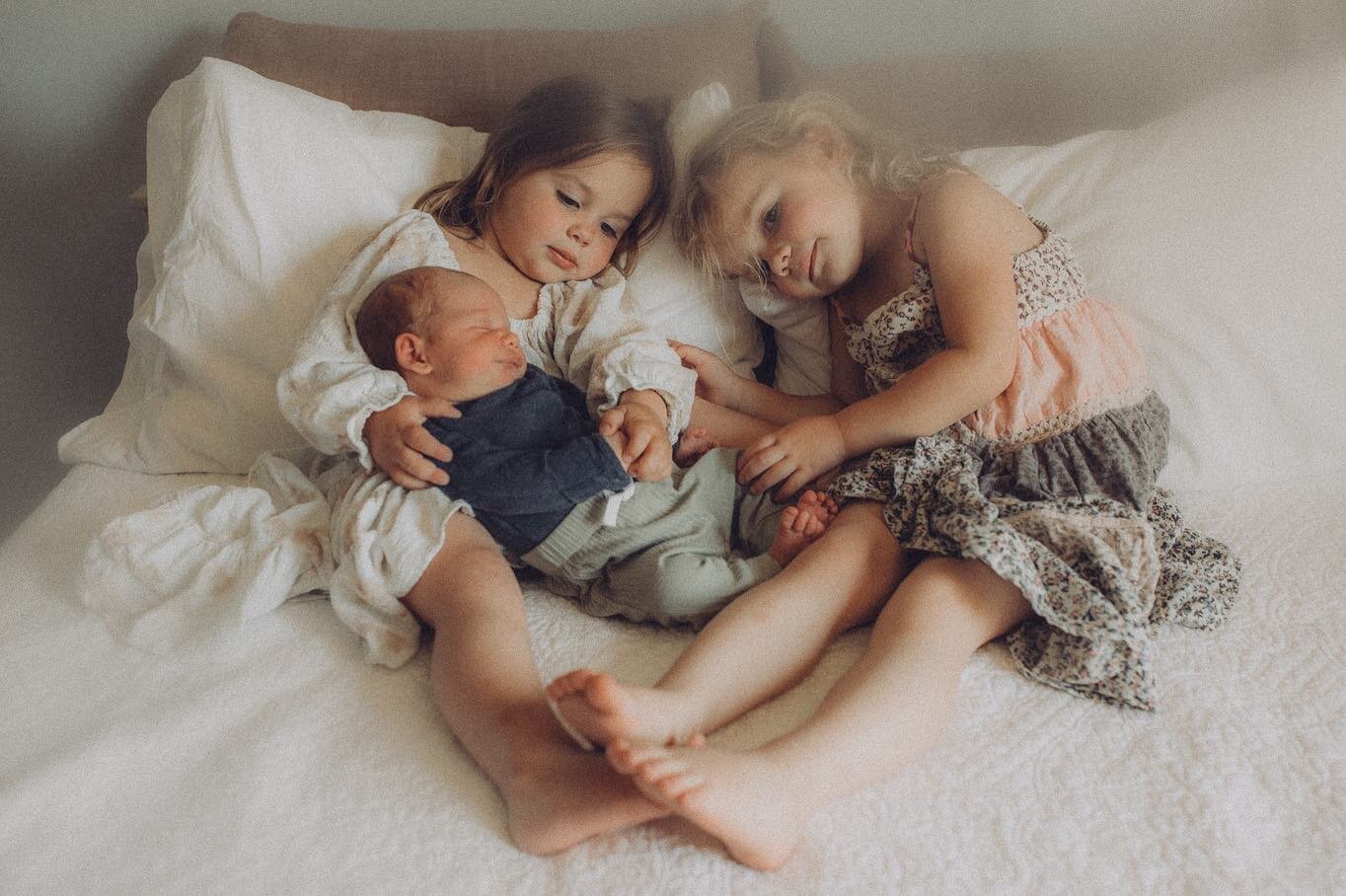 There&rsquo;s nothing quite like the warmth and comfort of home, especially when it&rsquo;s filled with the love of a newborn. 💛👶🏻 
#newbornjoy #FamilyPhotography #cozyhomevibes🌿🕯