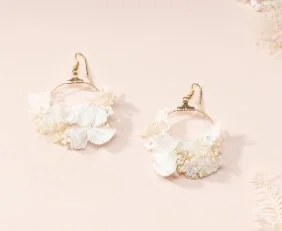 Allegra $130
Hand created in Paris, comprised of real flowers