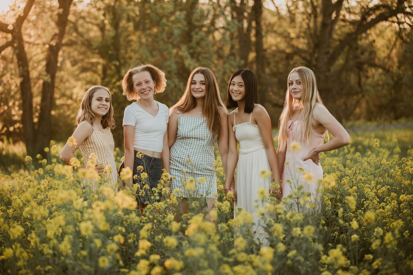 Beautiful friendships and beautiful flowers 🌼 A special photoshoot with your closest pals is something you will all treasure forever ❤️Contact me for details! 🌼🌼🌼