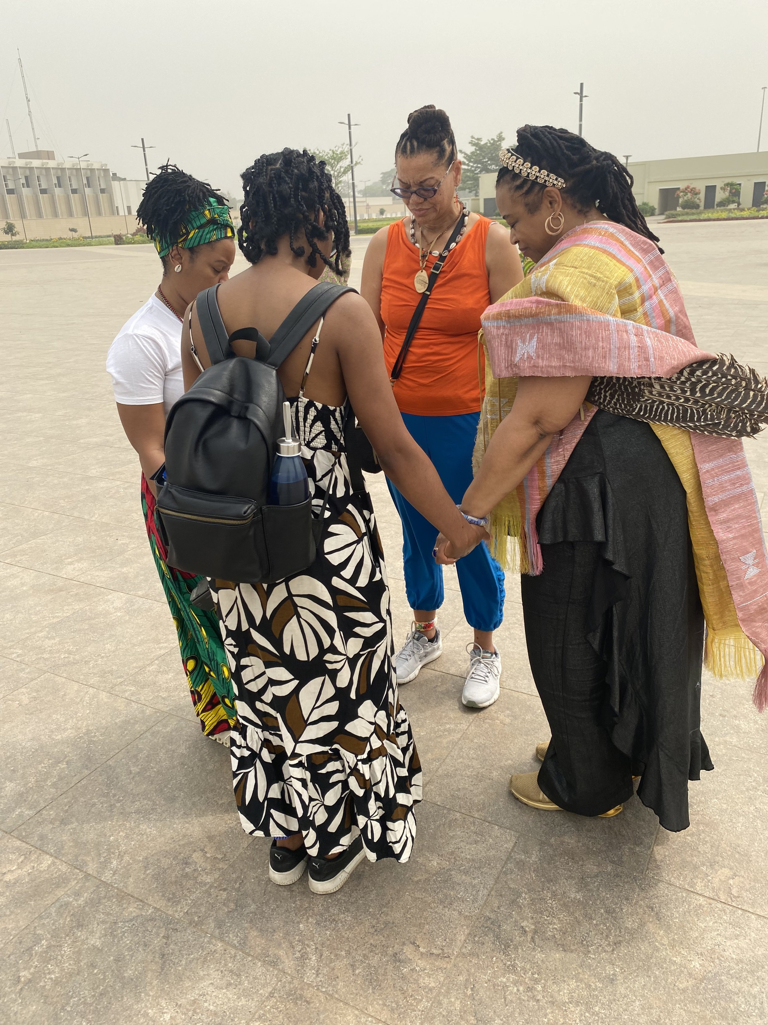 Opening prayers lead by Queen Mother Semevo at the Agoodjiê monument