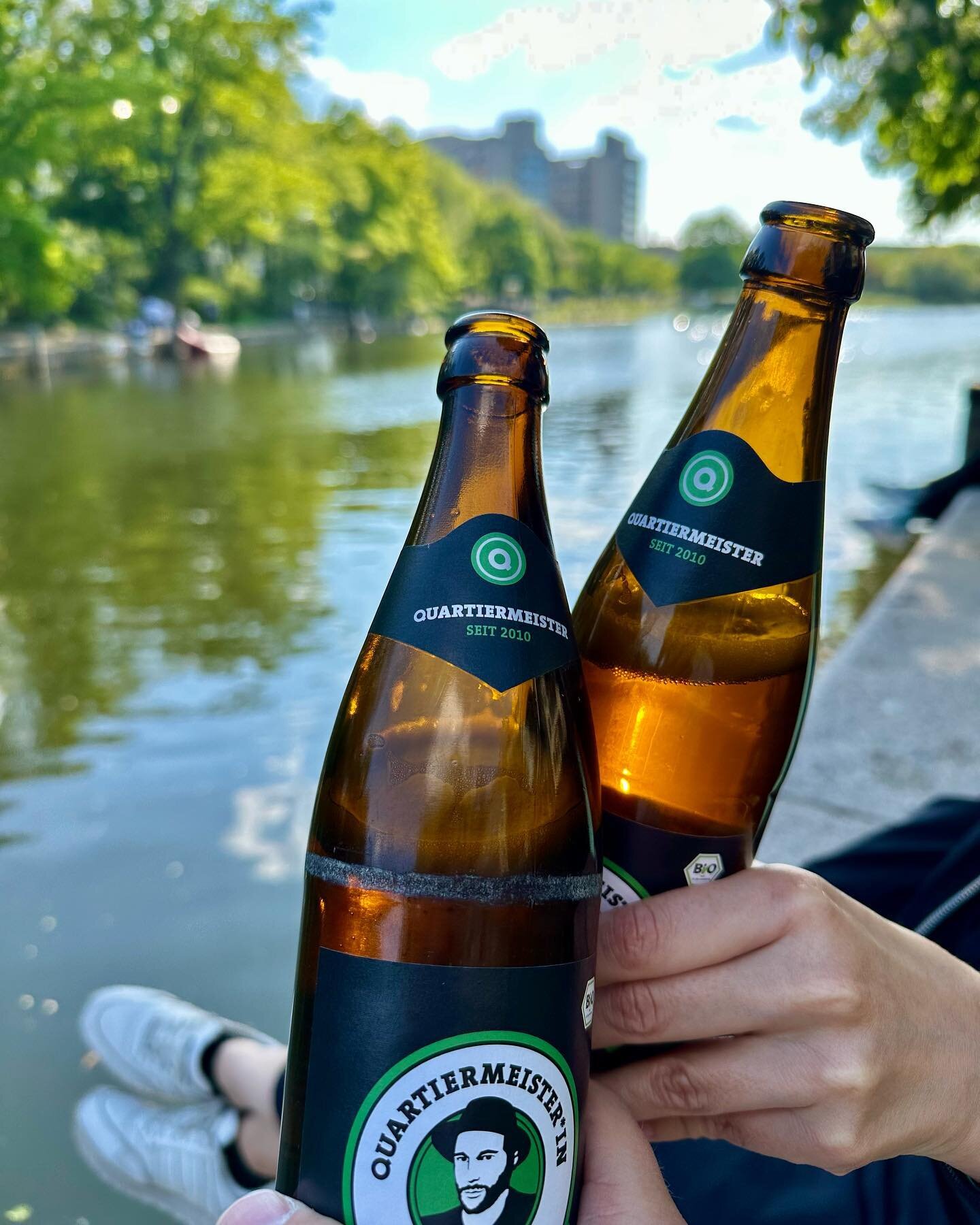 🍻 Cheers and happy weekend from Berlin!

🚤 People are already gathering at the Landwehrkanal and the Admiralbr&uuml;cke

🍺 I&rsquo;m enjoying a @quartiermeister_official beer - they do amazing social projects in Berlin

📺 No advertising, I&rsquo;