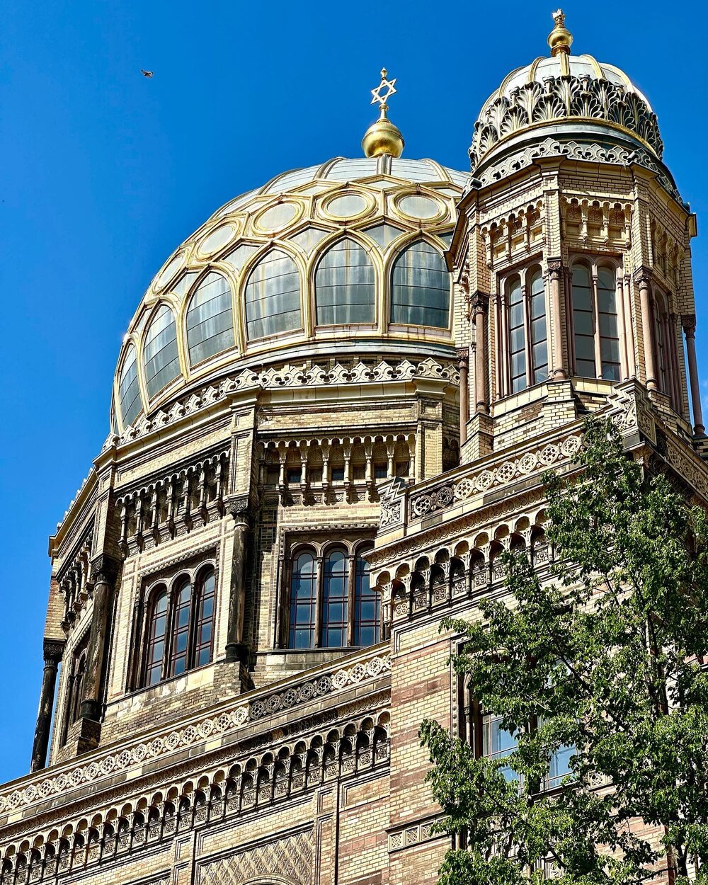 🕍 Berlin&rsquo;s Moorish-style New Synagogue

This ornate place or worship was the source of great pride for the Jewish community in the 1860s

It was seems as a symbol of growing acceptance of the Jewish community within the Prussian capital

The b