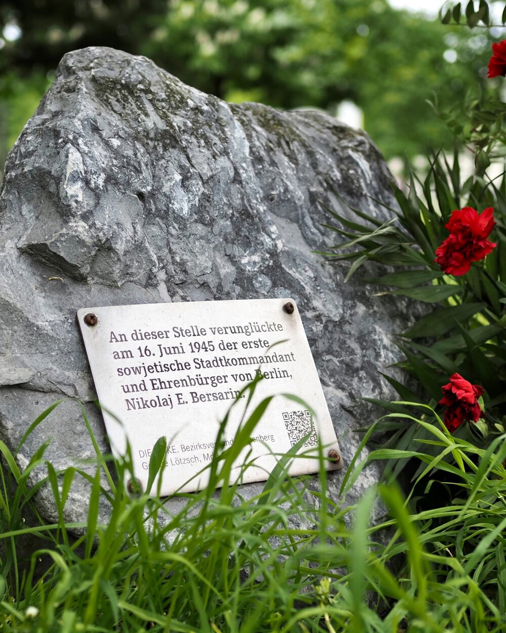 🪦 Site of Soviet Colonel-General Nikolai Berzarin's death, 1945

📅 Berzarin lead the Soviet 5th Shock Army into Berlin at the end of WWII

🏍️ He died in a motorcycle accident shortly after the end of WWII

#whitlamsberlin #history #berlin #wwii #w