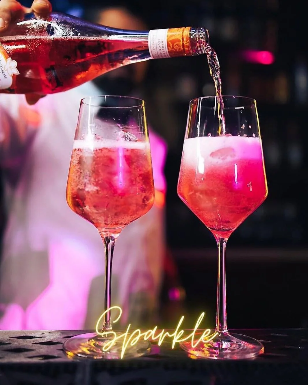 Blossom Hill Gin Fizz. Just one of the options you can enjoy for 5 hours at @sparkledubailadiesnight every Tuesday! Unlimited drinks 8-1am 💕 
.
.
.
#blossomhill #ladiesnight #ladiesnightdubai #dubai #dubailife #dubainight