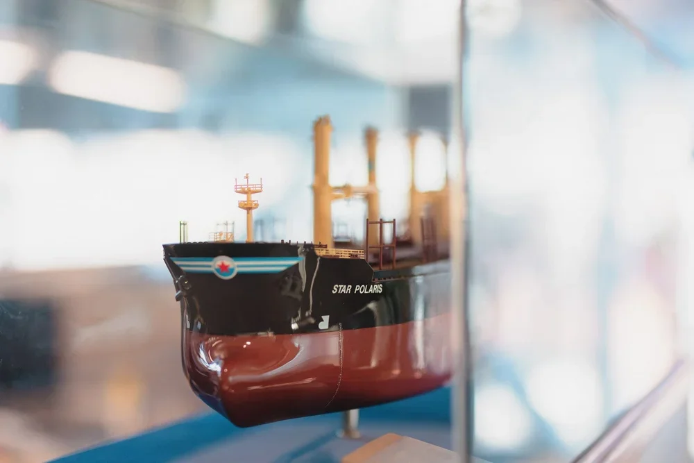 Modell av et sort og rødt krigsskip kalt "Star Polaris" med offiserer og kontrolltårn