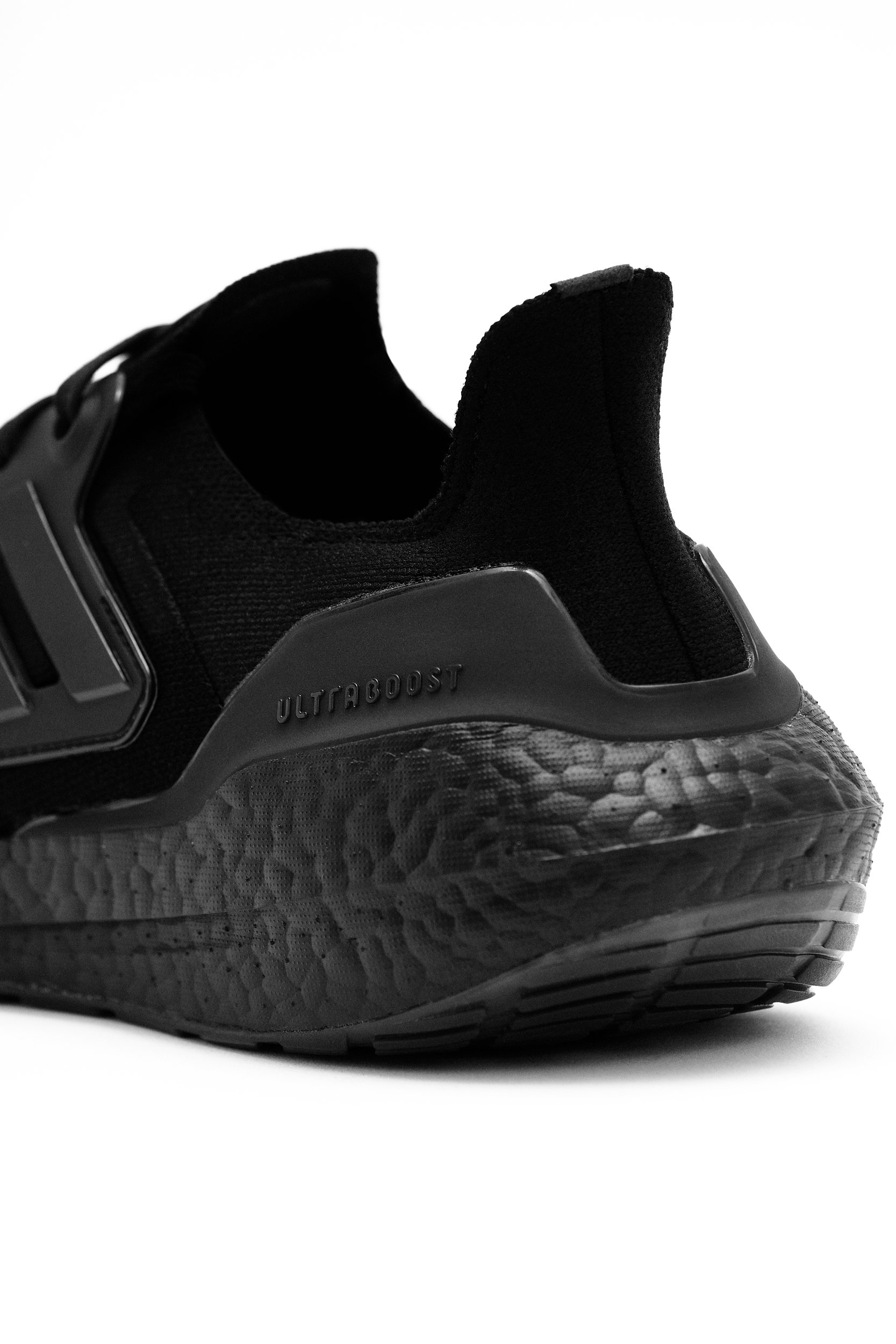 18-ADIDAS-ULTRABOOST-2212307.jpg