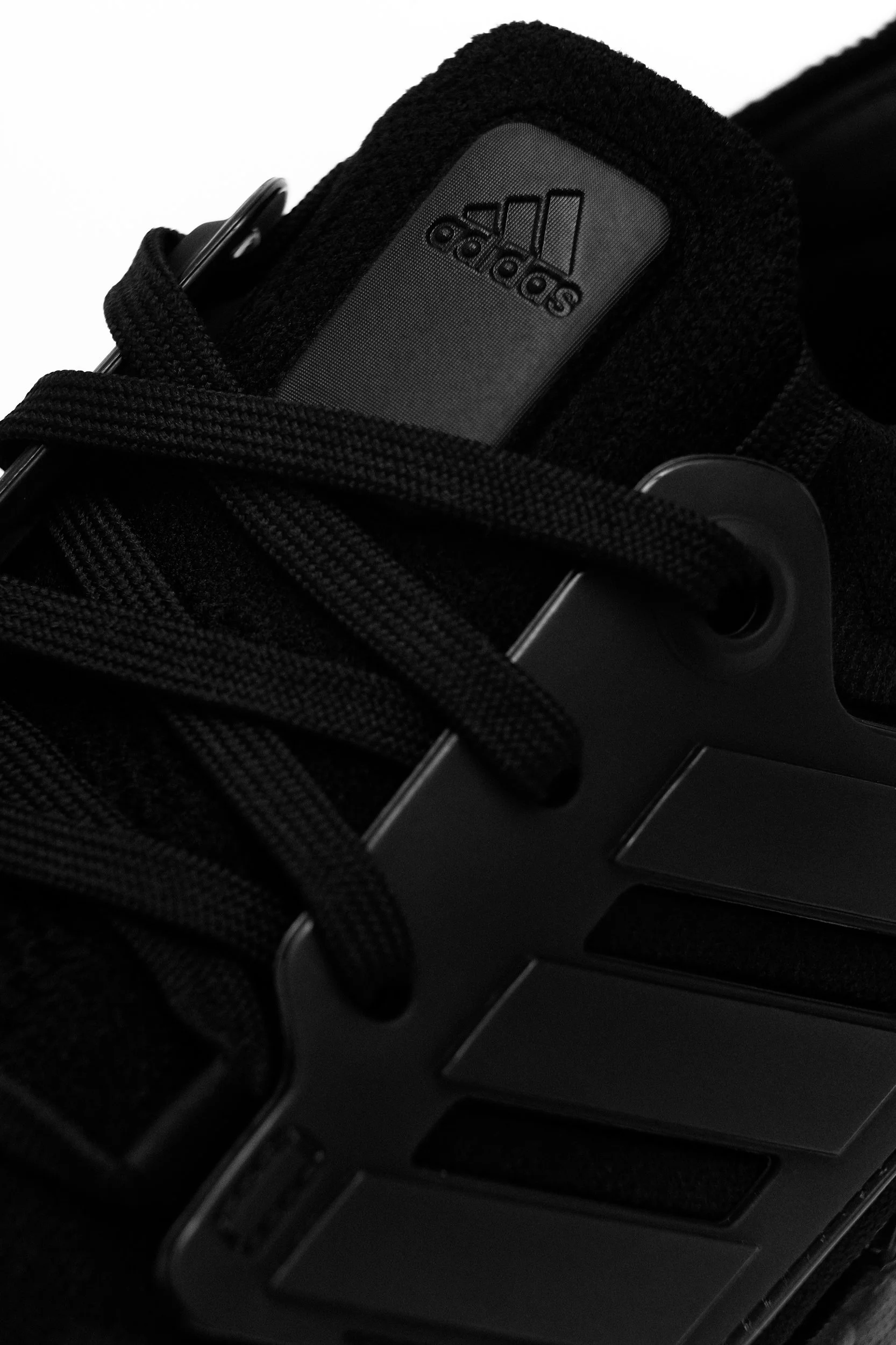 18-ADIDAS-ULTRABOOST-2212326.jpg