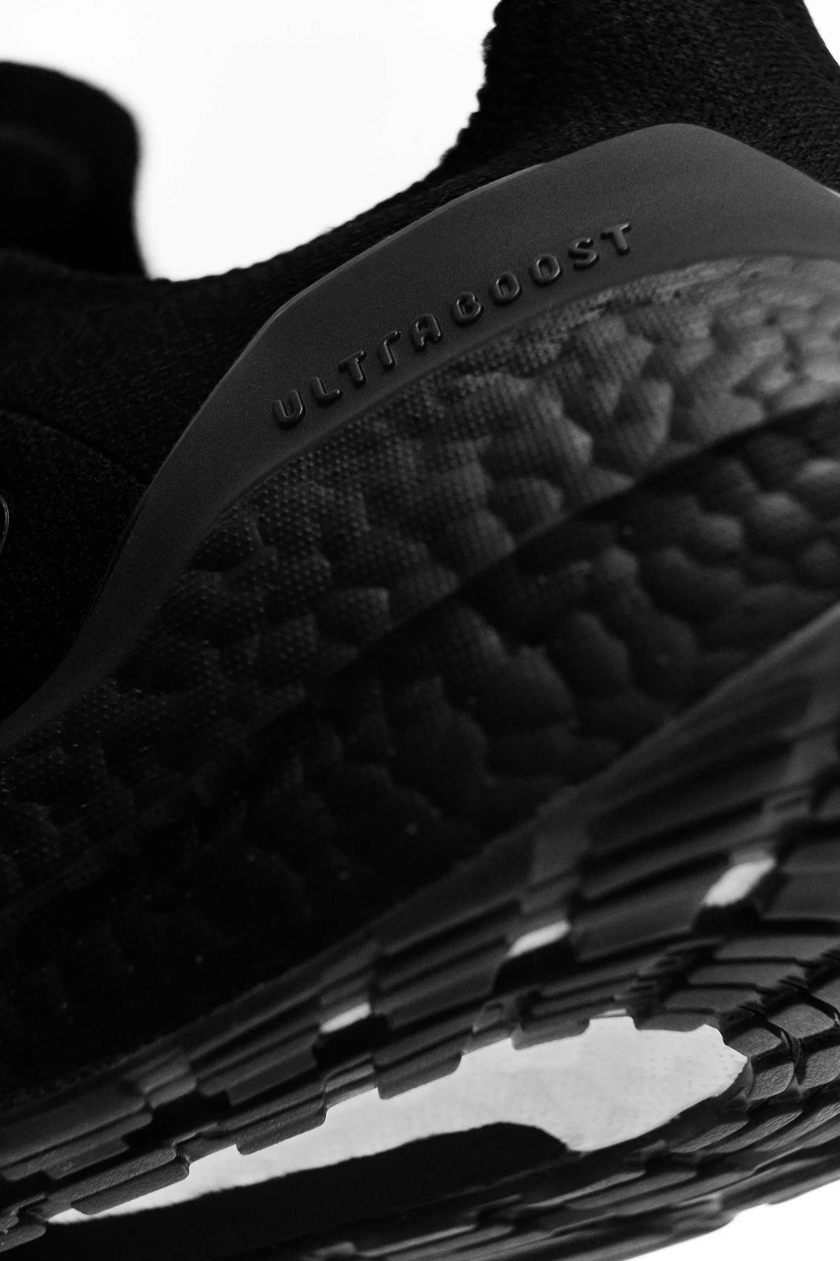 18-ADIDAS-ULTRABOOST-2212273.jpg