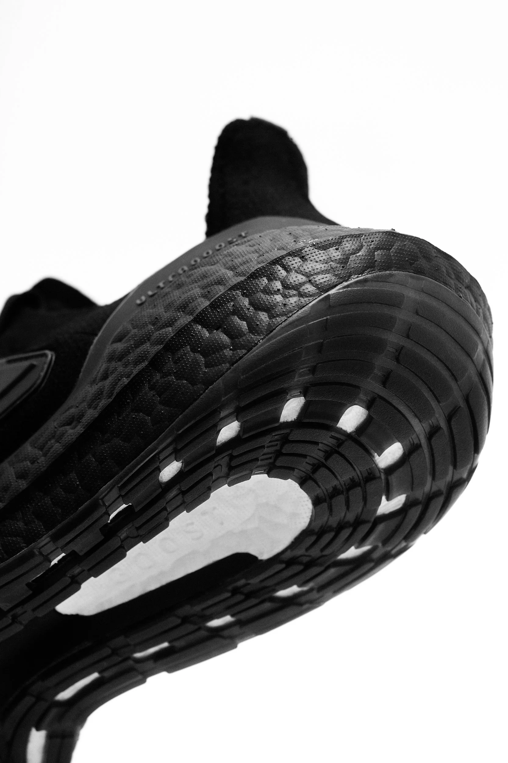 18-ADIDAS-ULTRABOOST-2212261.jpg