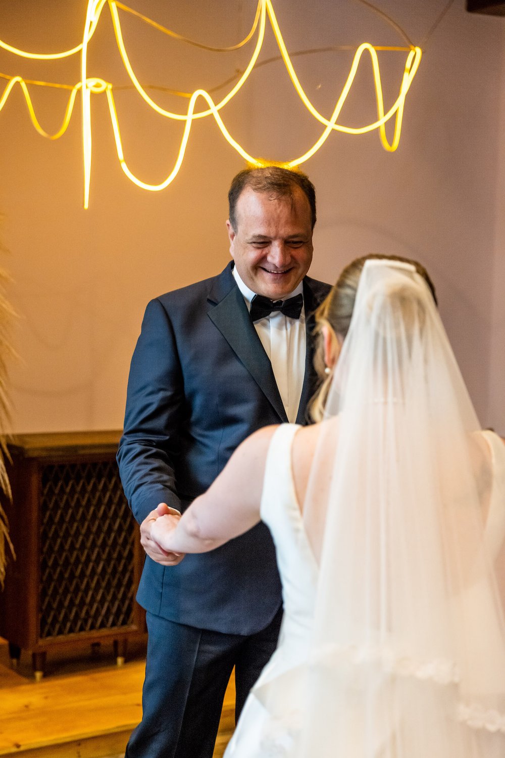 Alex Maldonado Photography | Chicago Wedding and lifestyle Photographer | wedding photos selina hotel first look with dad and bride