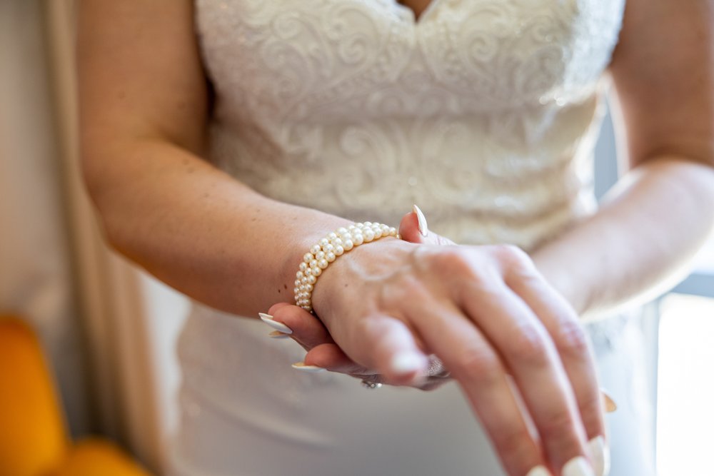 Alex Maldonado Photography | Chicago Wedding Photographer | -bride getting ready at thewit hotel detail of bracelet pearles.jpg