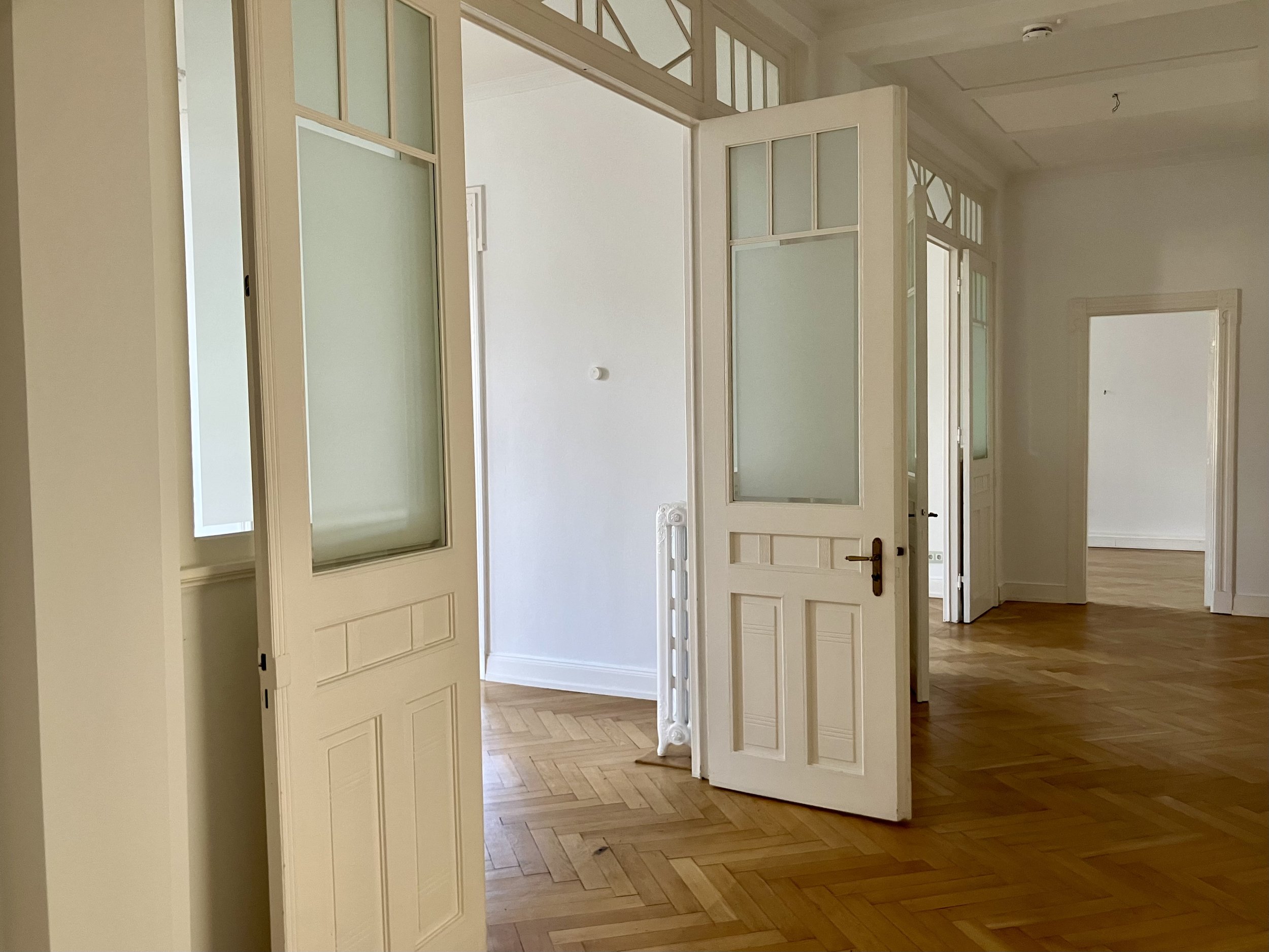 Hohe Decken, Kastenfenster, Stuck, Fischgrätenparkett, Lichtdurchflutet, Familienanwesen, Familienwohnung, Offene Räume. Wohnzimmer. Hamburg. Blankenese. Harvestehude. Wellingsbüttel. HafenCity. Nienstedten. Othmarschen
