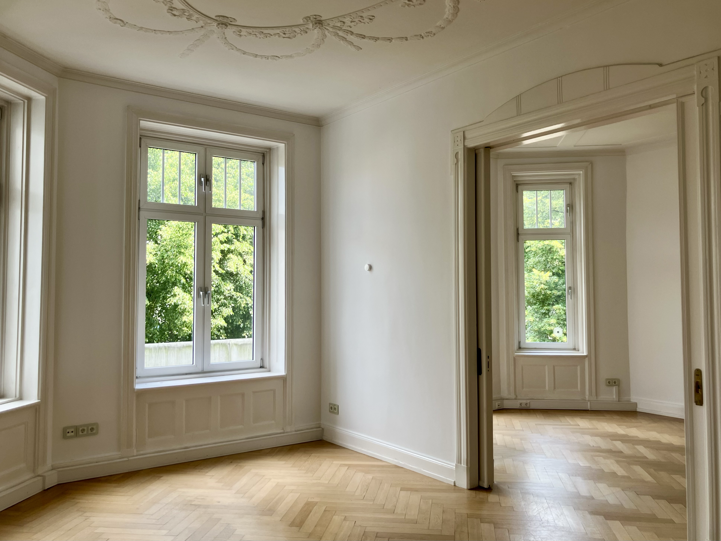 Hohe Decken, Kastenfenster, Stuck, Fischgrätenparkett, Lichtdurchflutet, Familienanwesen, Familienwohnung, Offene Räume. Wohnzimmer. Hamburg. Blankenese. Harvestehude. Wellingsbüttel. HafenCity. Nienstedten. Othmarschen