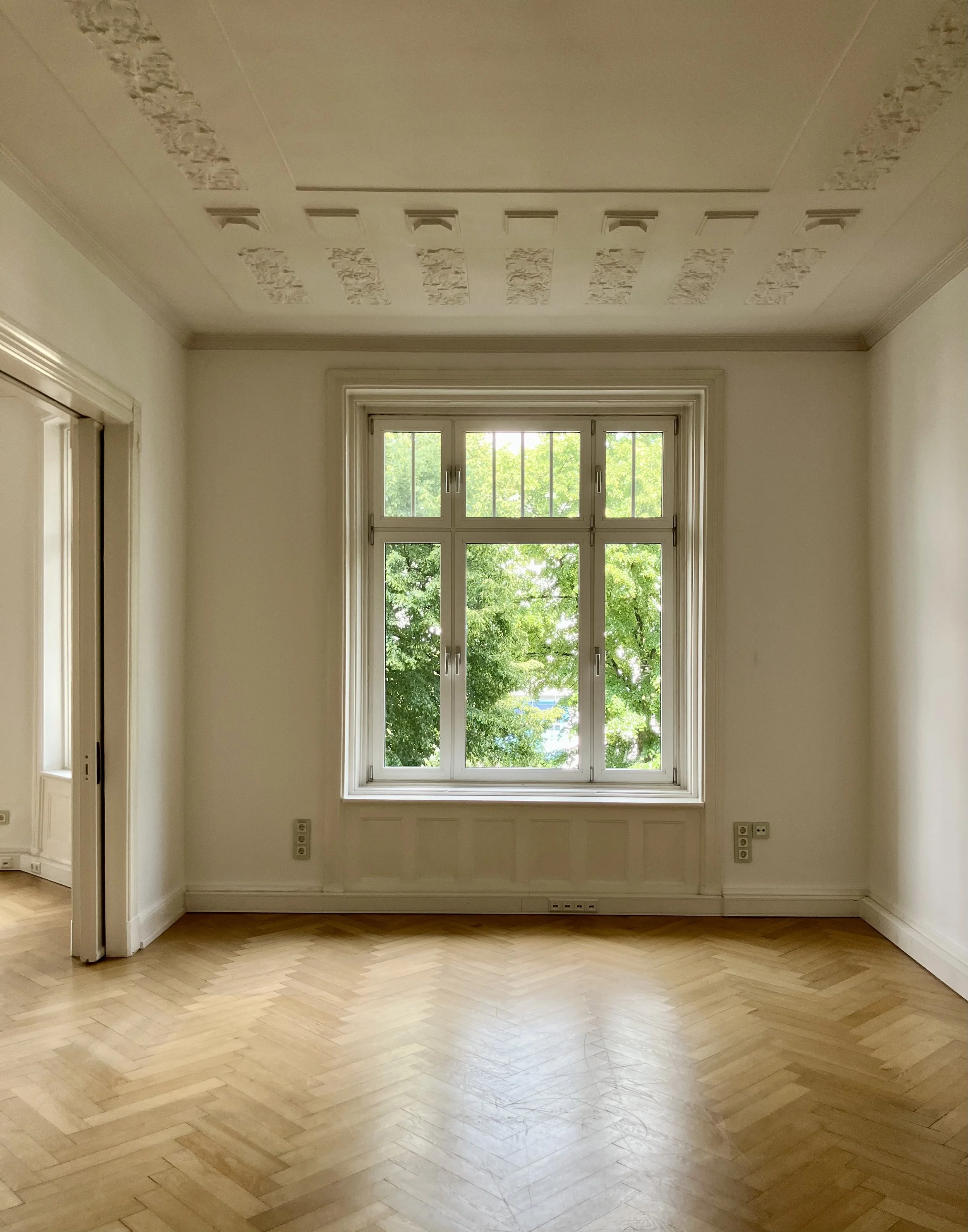 Hohe Decken, Kastenfenster, Stuck, Fischgrätenparkett, Lichtdurchflutet, Familienanwesen, Familienwohnung, Offene Räume. Wohnzimmer. Hamburg. Blankenese. Harvestehude. Wellingsbüttel. HafenCity. Nienstedten. Othmarschen