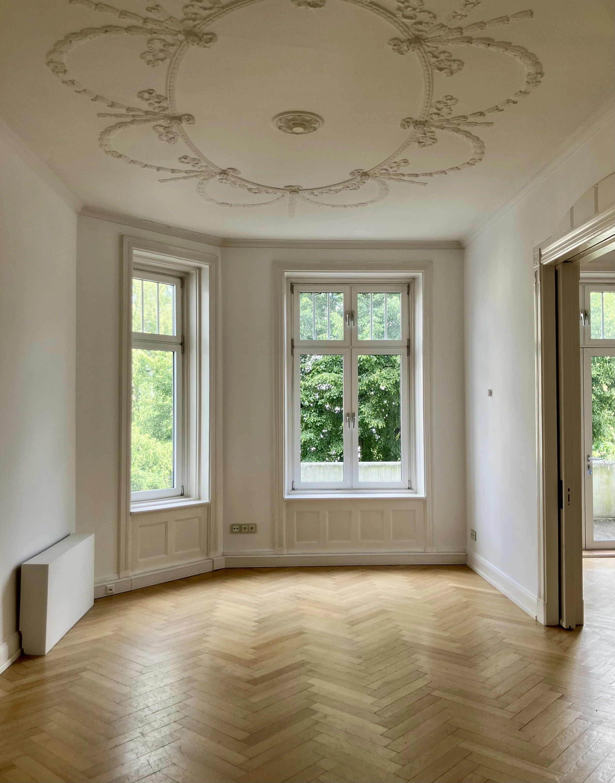 Hohe Decken, Kastenfenster, Stuck, Fischgrätenparkett, Lichtdurchflutet, Familienanwesen, Familienwohnung, Offene Räume. Wohnzimmer. Hamburg. Blankenese. Harvestehude. Wellingsbüttel. HafenCity. Nienstedten. Othmarschen