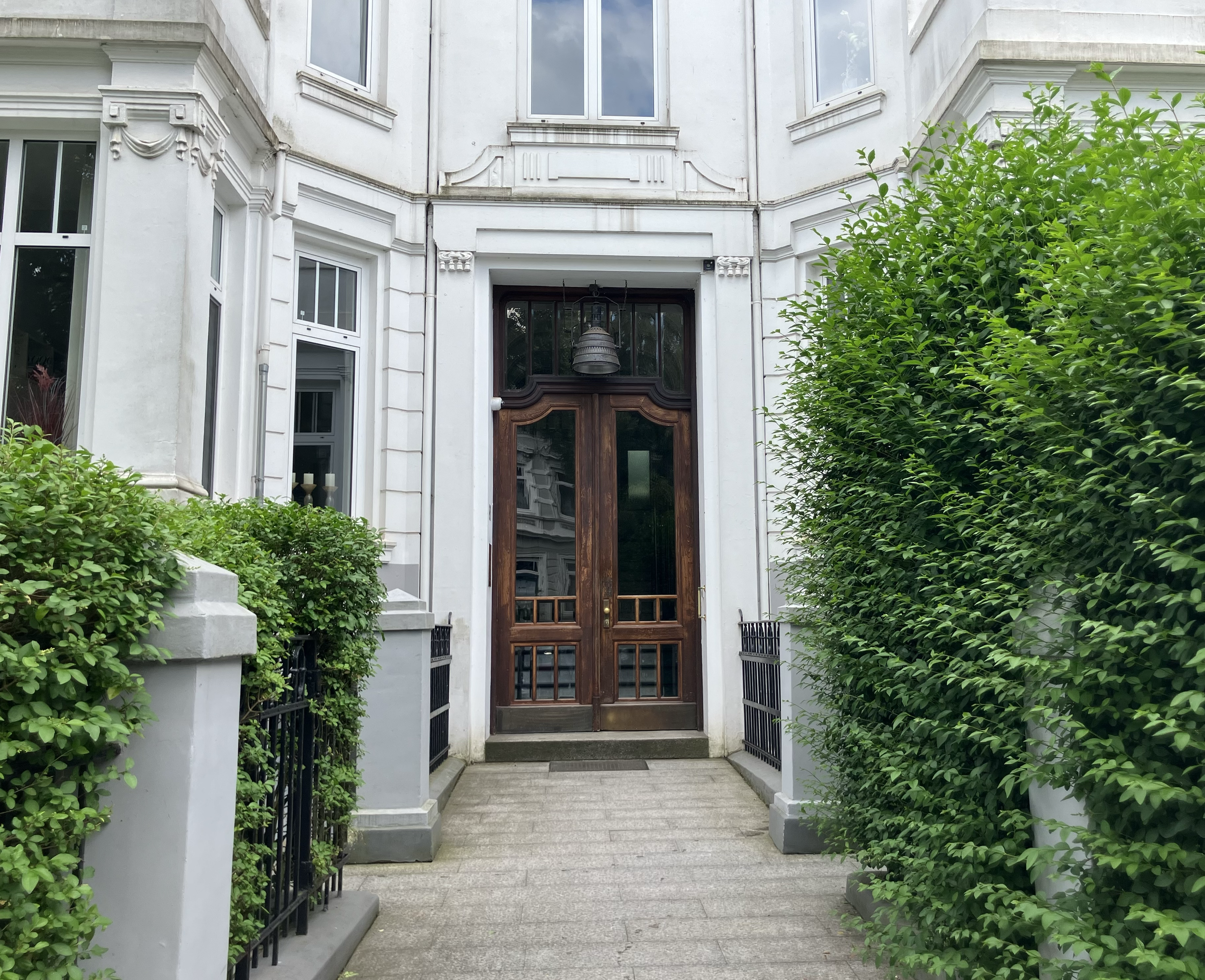 Hohe Decken, Nussholz. Echtholz-Unikate. Flügelüberdeckende Haustüren. Kastenfenster, Stuck, Fischgrätenparkett, Lichtdurchflutet, Familienanwesen, Familienwohnung, Offene Räume. Wohnzimmer. Hamburg. Blankenese. Harvestehude. Wellingsbüttel. HafenCit