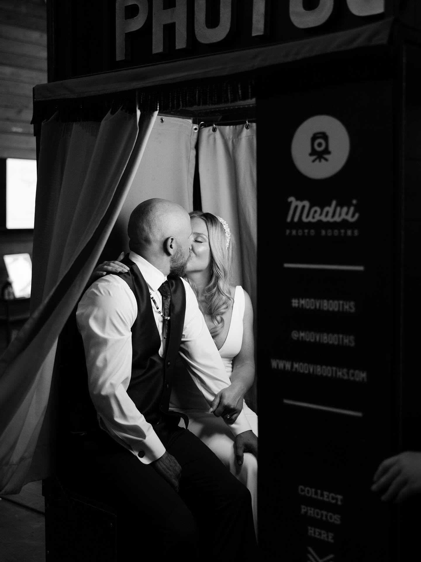 A photo strip is by far the most memorable and appreciated wedding favors! 📸