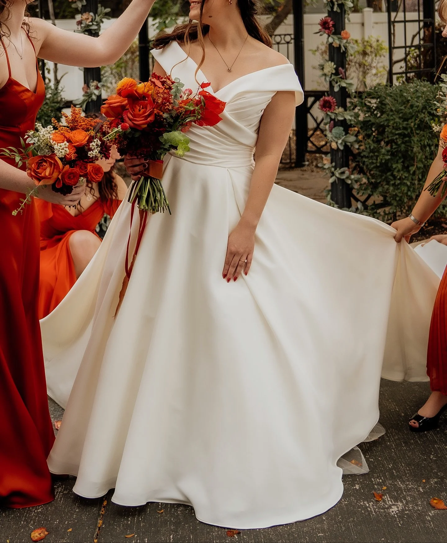 Haily &amp; David&rsquo;s wedding was quintessential autumn vibes. Can&rsquo;t wait to share more of their big day!
📸 @janelleamberphotos 
💐 @wildjofloral 
💒 @vode.event.venue