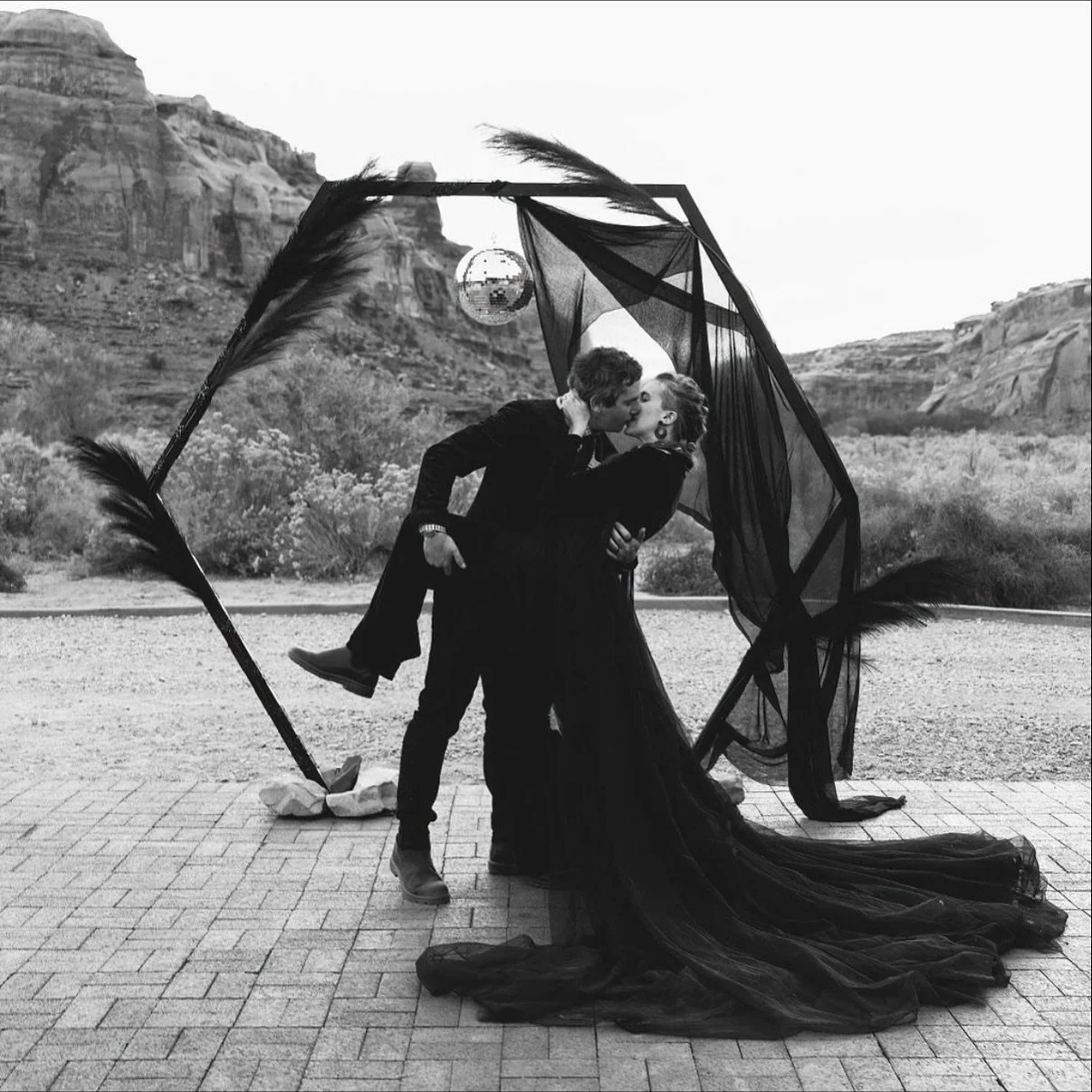 Happy Halloween! Throwback to this super fun October wedding last year. 🐦&zwj;⬛ 🪩 🏜️ 

📸 @daniellevphotography_