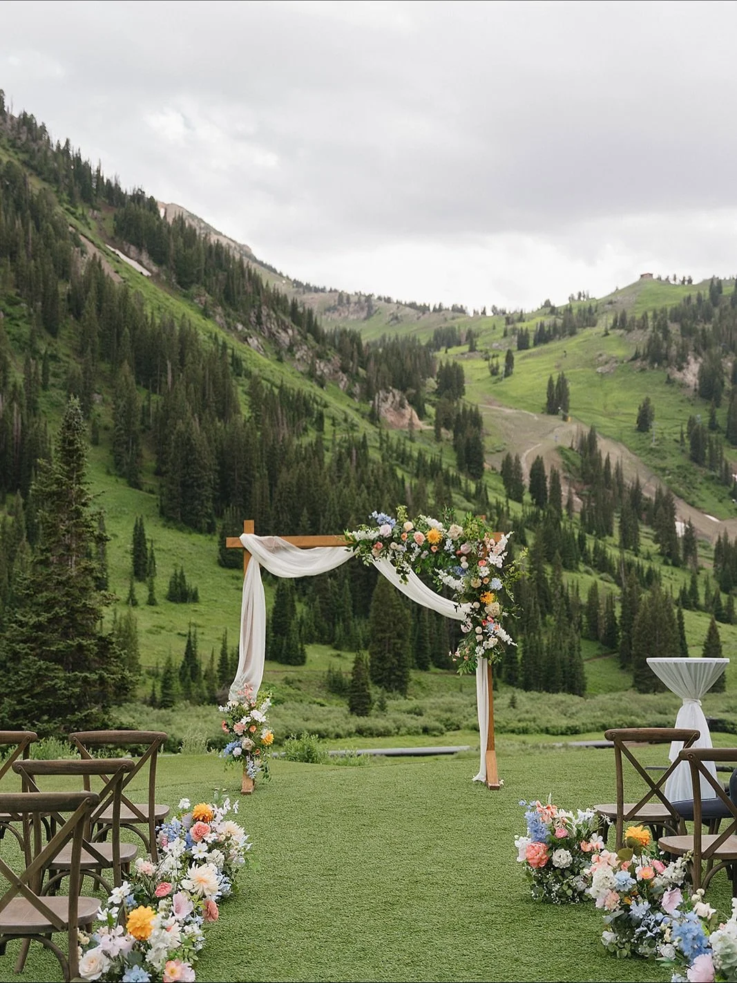 Throwback to this gorgeous &amp; rainy July wedding. Coordinating this wedding was such a blast! Hailey had an incredible vison and it came to life beautifully!

Bride: @hailey.c.lupo 
Venue &amp; Catering: @snowpinelodge 
Photography: @emilybphotofi