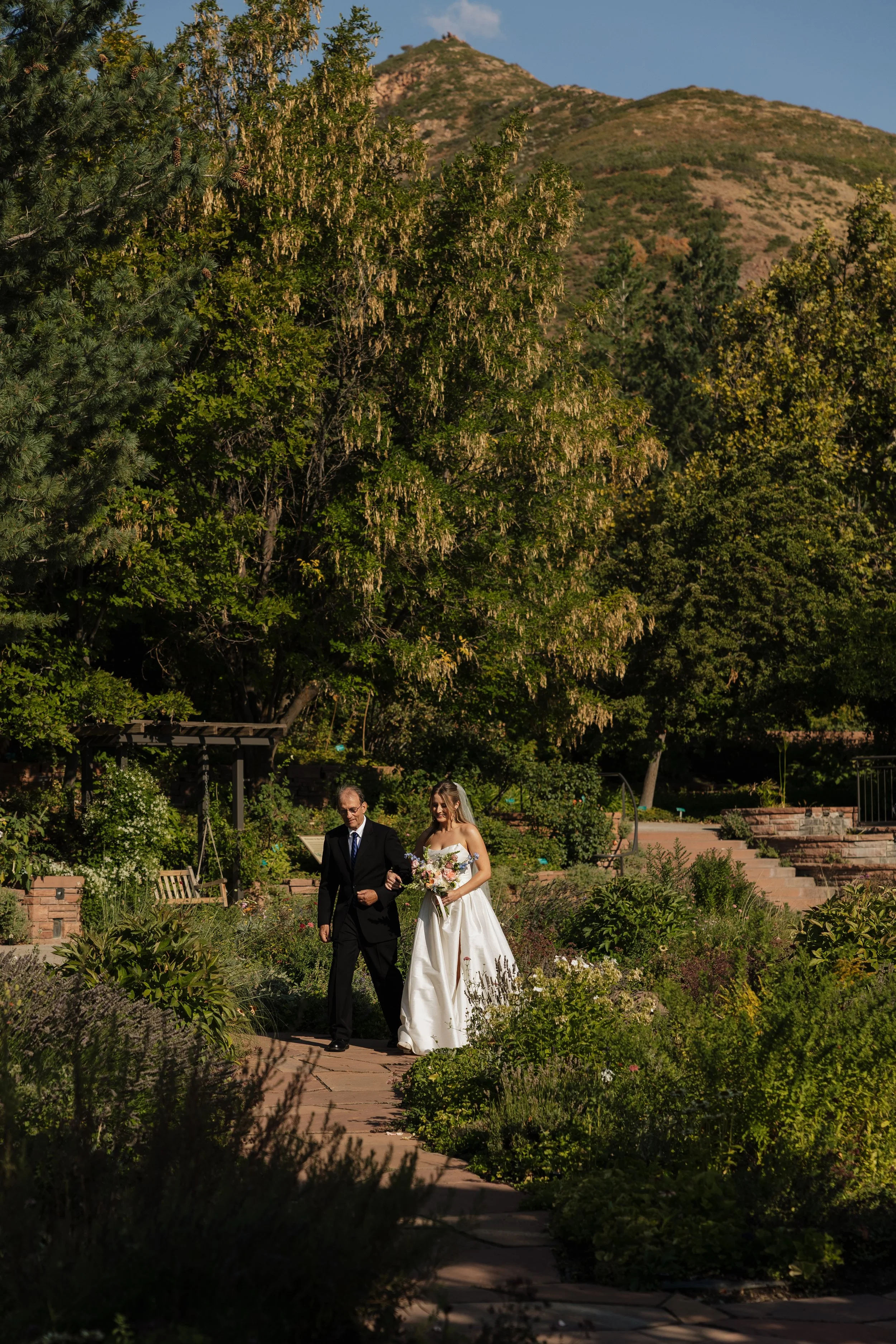TheLexiLookLydia_2bJakeCeremony-100.jpg