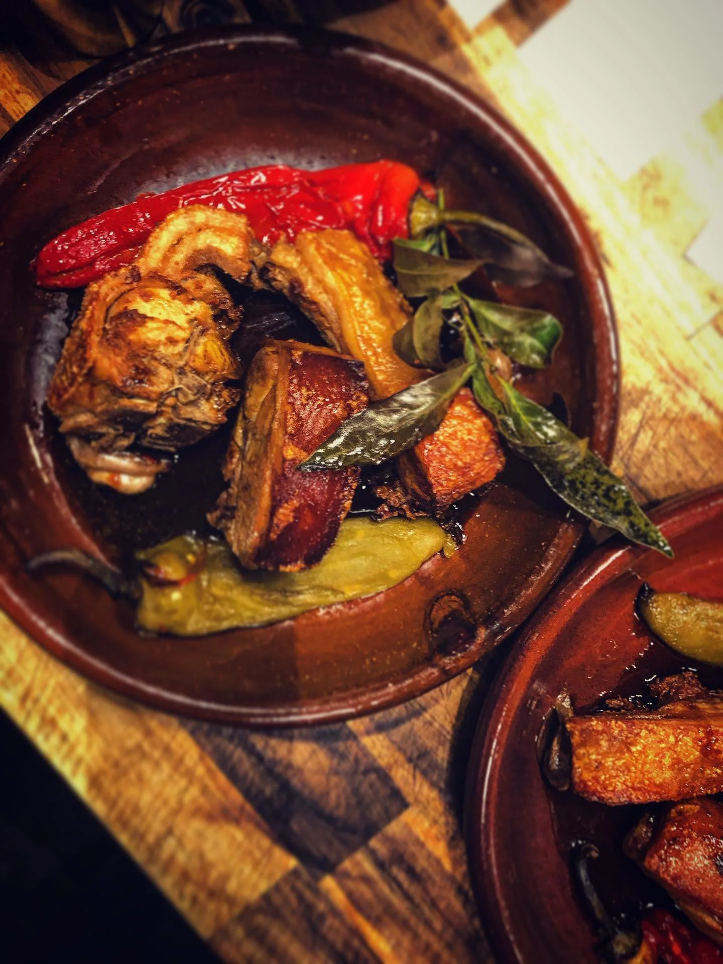 COCHINILLO

We&rsquo;ve made some menu changes this week and this little guy has made it on.. 

Suckling Pig, roasted bullhorn peppers with garlic and herb jus.

BODEGA SIERRA con @frankcamorra de @movidamelb en @piperstwineco 

Reservas online
Telef