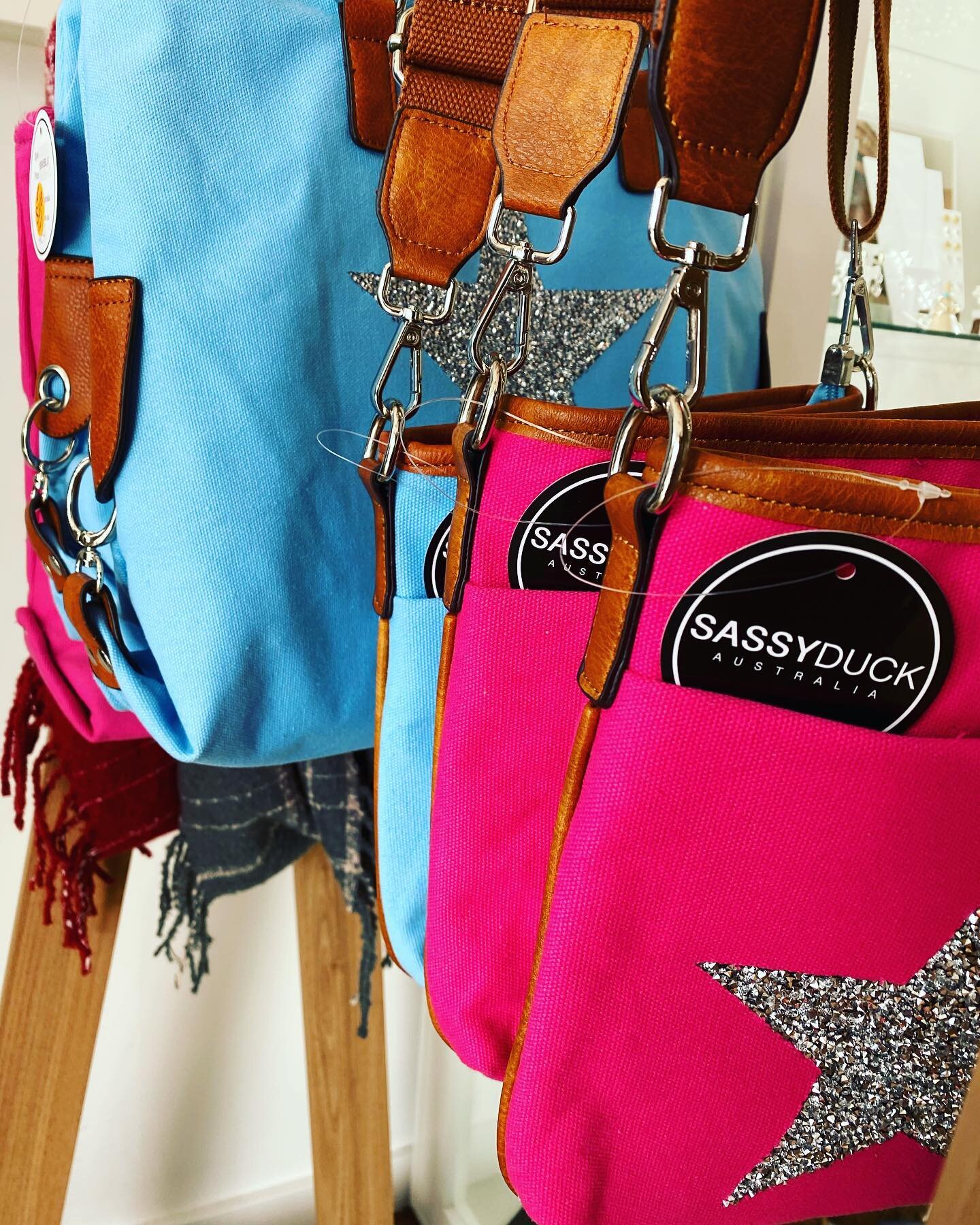 Last of this collection from Sassy Duck &hellip;

ALL MARKED DOWN &hellip; 25%
#loveasale #sale #special #sassyduckhandbags #sparkle #queenbee #fashioaccessories #bags #pink #blue #subiaco #boutique #boutiqueshopping 
@sassyduckbags @kulkulsubiaco