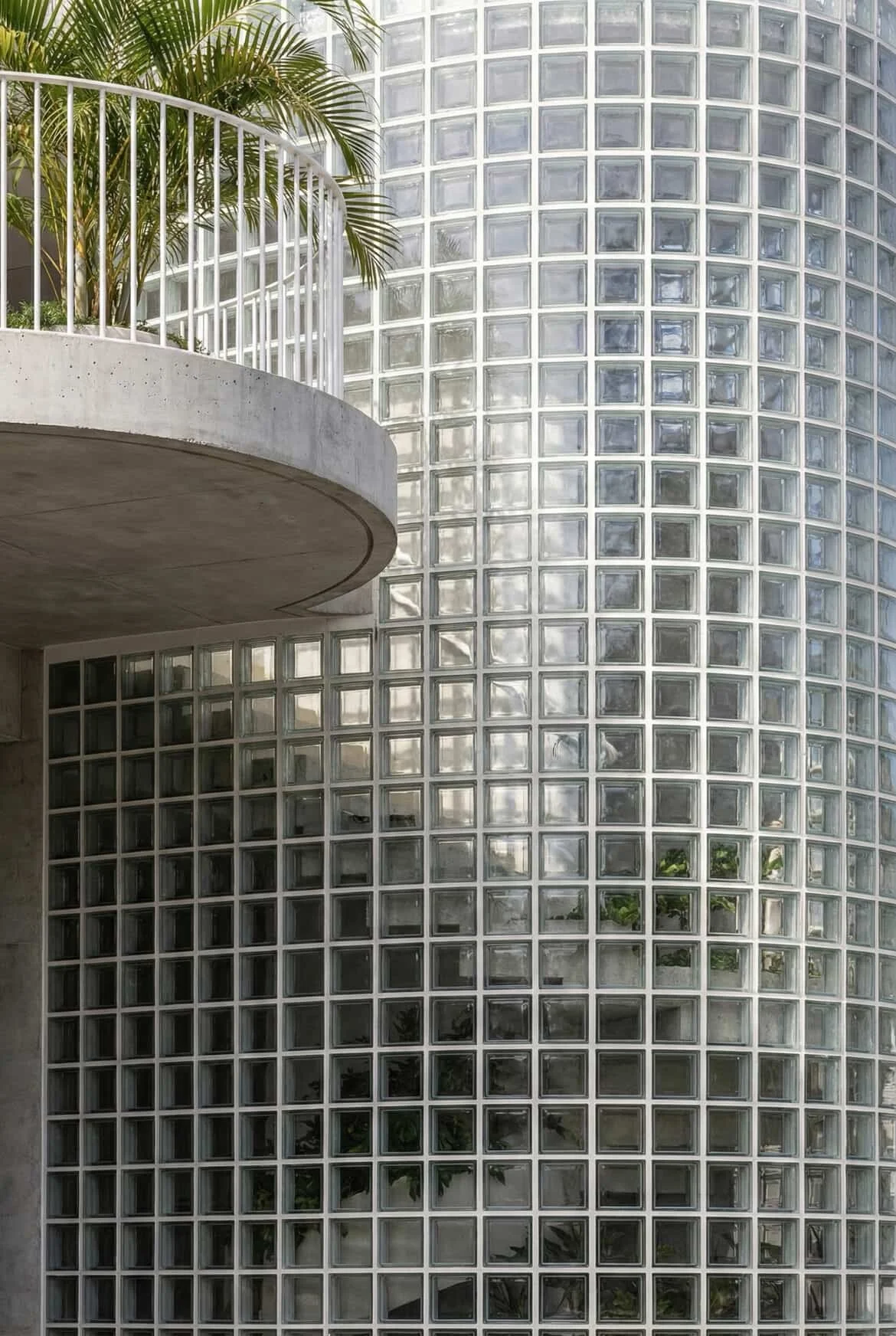 currumbin apartments glass bricks.JPG