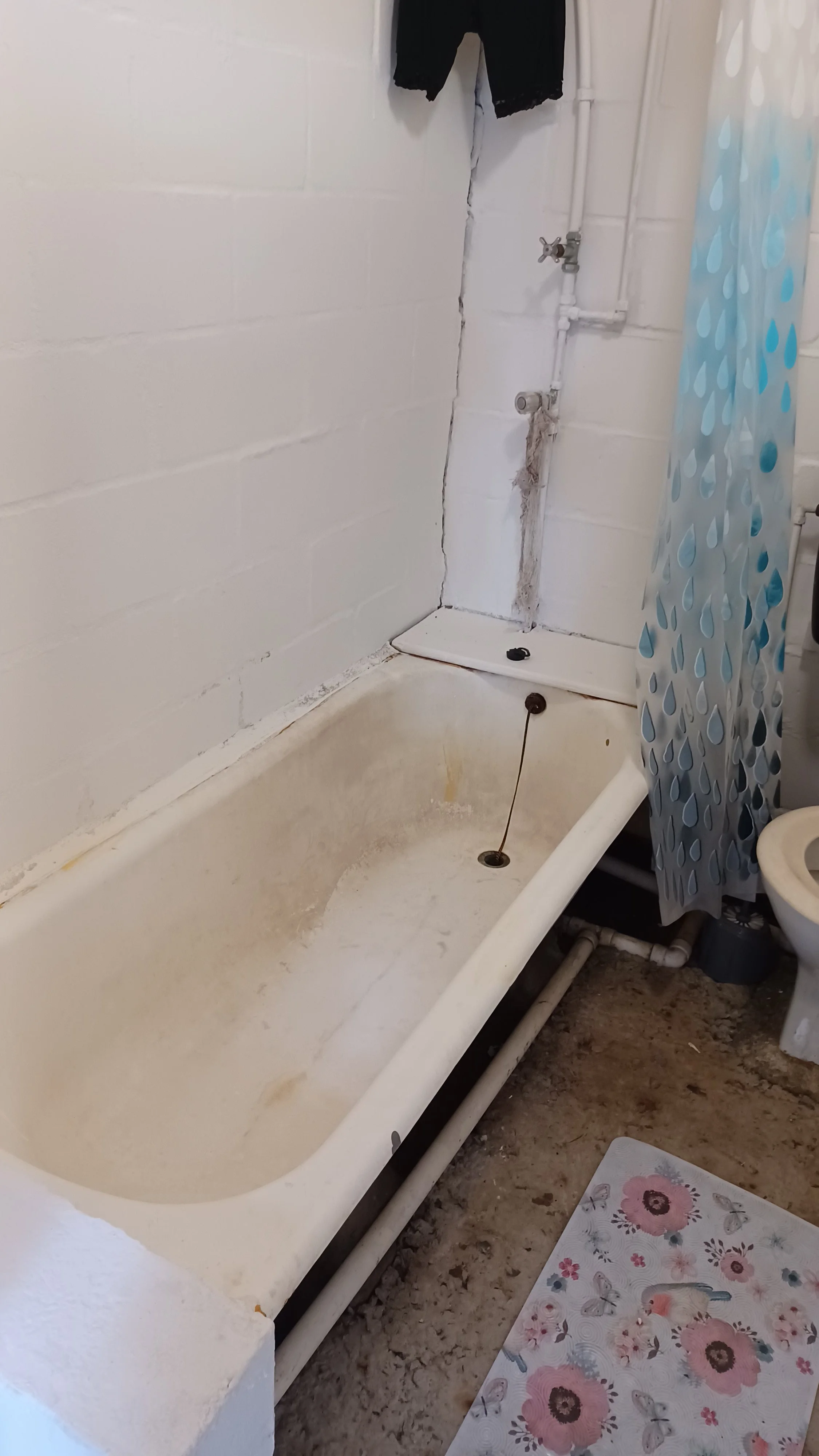 News - Badezimmer I (Hose ausschneiden).jpg