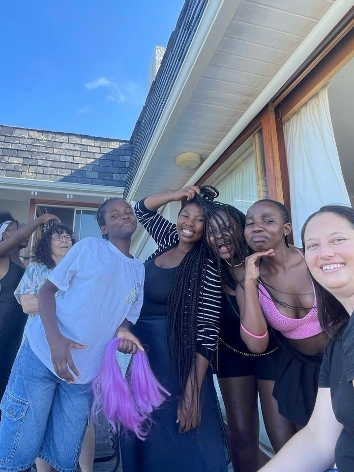 Sometimes a change of scenery is all you need. Our Friday girls group spent a refreshing afternoon at a beautiful spot in Fish Hoek, treating the girls to a well-deserved beauty day with friend Ellen, a return visitor from the USA. It was so special 