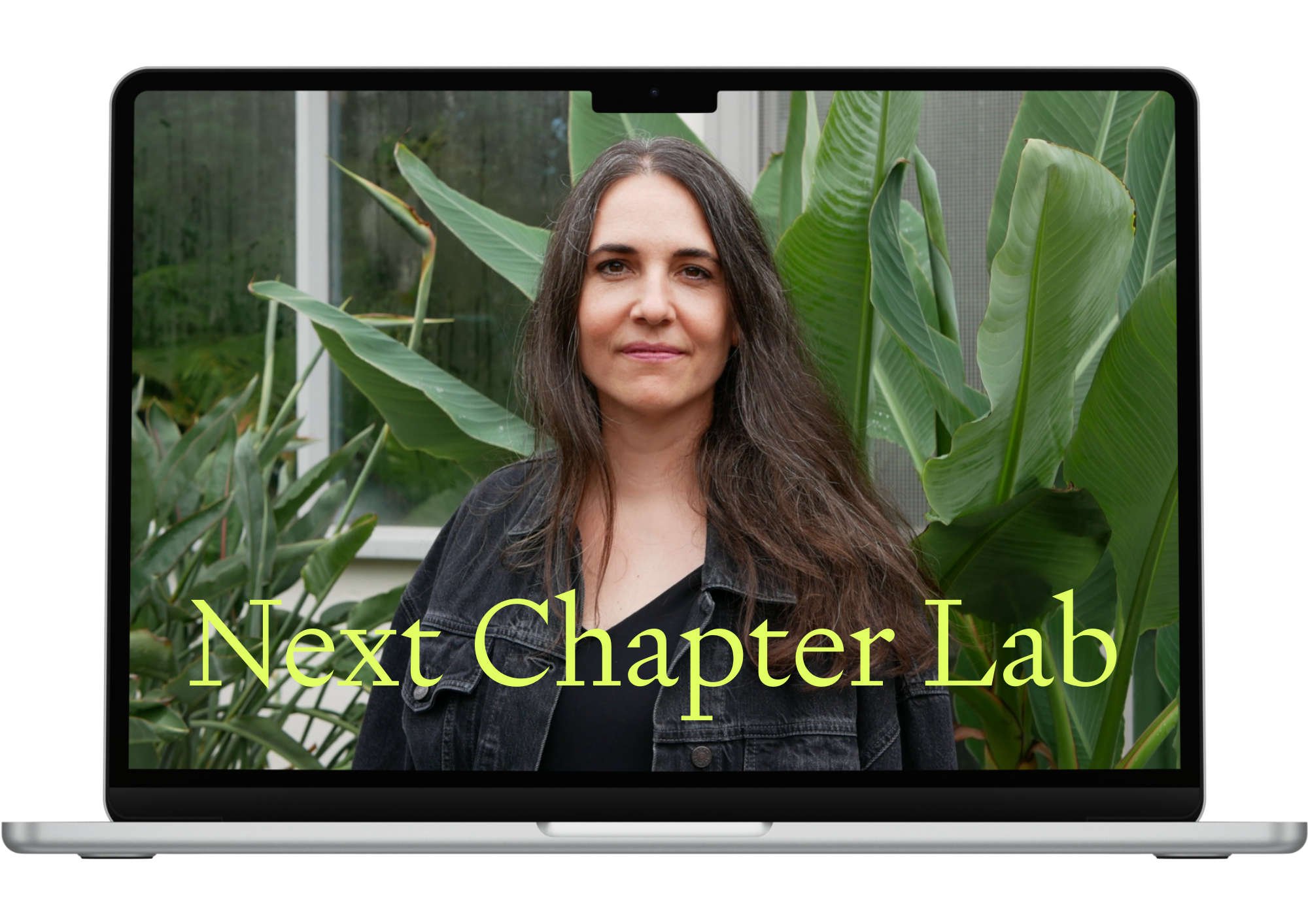 Ein Laptop mit einem Bild einer Frau vor grünen Pflanzen und dem Text 'Next Chapter Lab' in gelber Schrift.