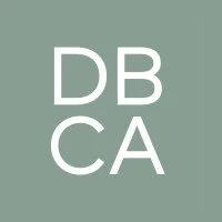 Schlichtes Logo mit den Buchstaben DB CA auf grauem Hintergrund