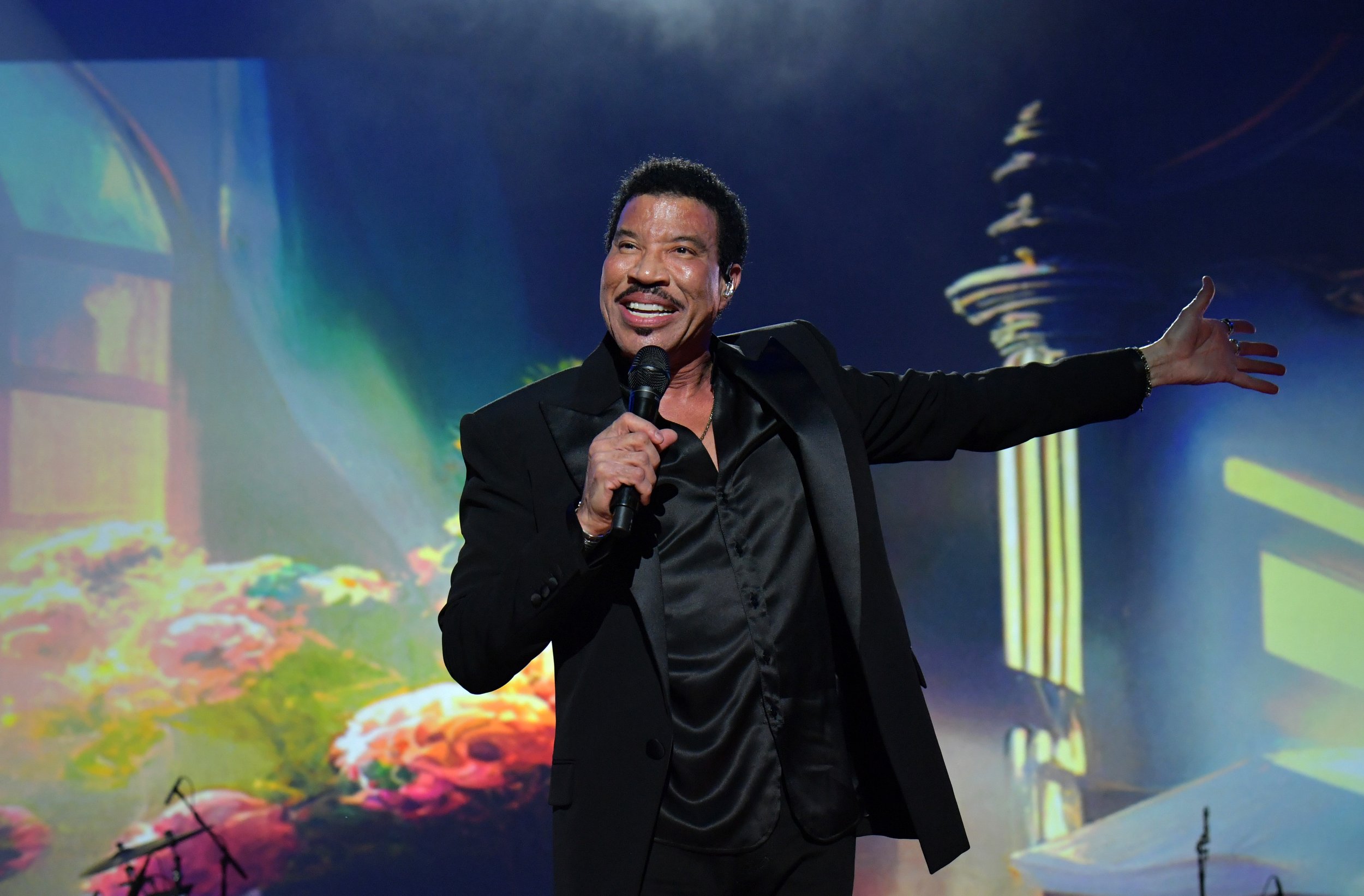  LOS ANGELES, CALIFORNIA - FEBRUARY 03: Lionel Richie performs onstage during MusiCares Persons of the Year Honoring Berry Gordy and Smokey Robinson at Los Angeles Convention Center on February 03, 2023 in Los Angeles, California. (Photo by Lester Co
