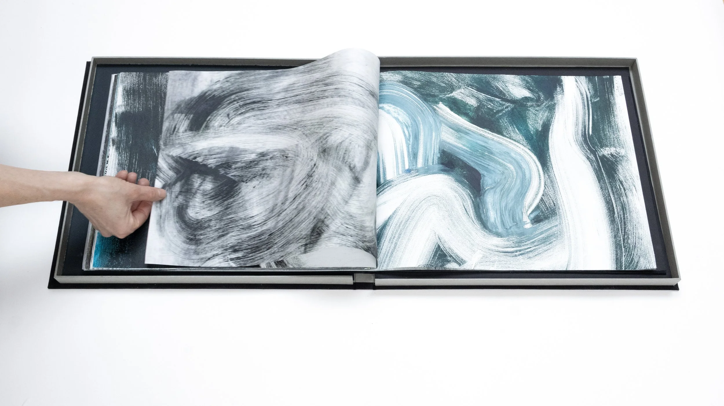 Ord har ingen tyngde /
2025 /
Vibeke Luther (kunstnerbok) 
& Ingvild Burkey (tekst) /
Trykket tresnitt, blysats, monotypi / Håndinnbundet av Crow Press
Mål: H: 35,5 cm
L: 84, 5 cm