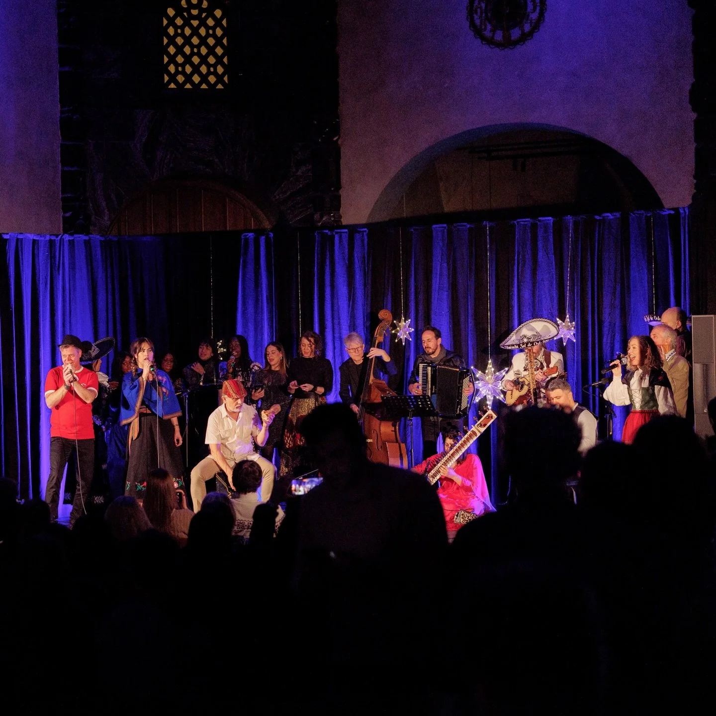 Mens vi g&aring;r videre mot 2026, deler vi noen tilbakeblikk fra den fantastiske julekonserten v&aring;r i Posthallen 😍

Vi har f&aring;tt bilder fra tre dyktige fotografer, og vil dele &oslash;yeblikk fra kvelden i tre ulike innlegg. Kos dere med 