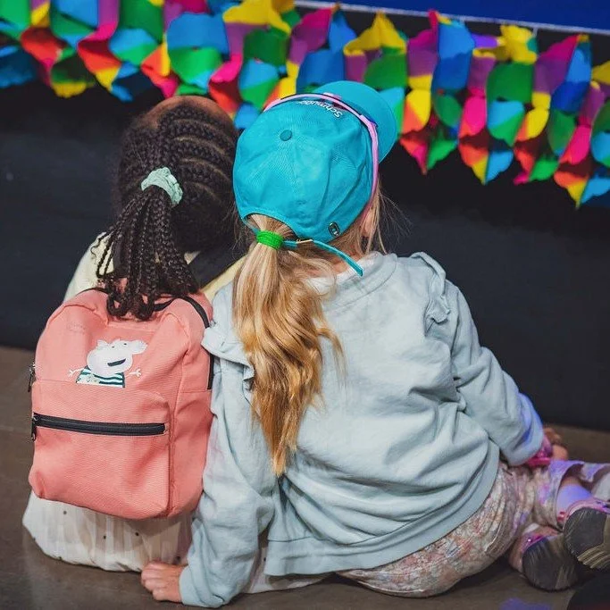 La oss gj&oslash;re en innsats for en verden der barn vokser opp i fred &ndash;
der de m&oslash;tes og leker gjennom kunst og kultur som &laquo;verdensbarn&raquo; p&aring; tvers av grenser, og sammen bygger en fremtid der alle kan kalle seg &laquo;ve