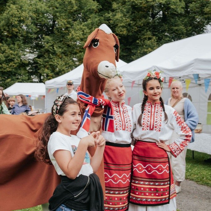 🌍 Barnas kulturfestival &ndash; p&aring; barnas egne premisser! 💛

P&aring; Verdensbarn kulturfestival kan barna v&aelig;re publikum, skapere eller artister &ndash; og utforske, uttrykke seg og delta p&aring; sin egen m&aring;te! 🎭🎨🎶

Her oppdag