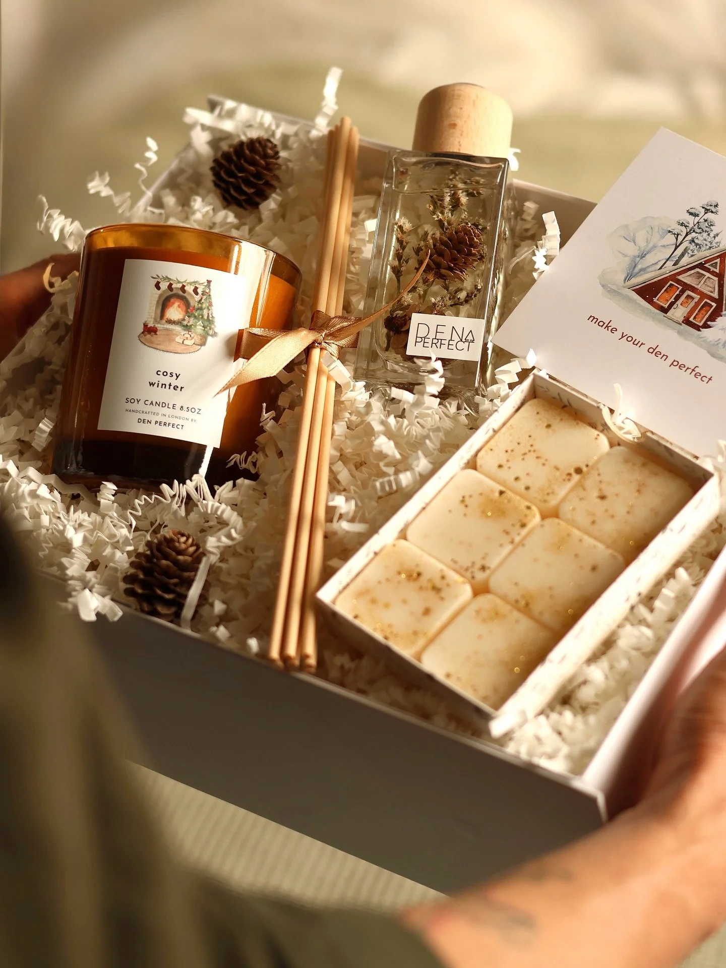 Gift the magic of Christmas 🎁✨
Our new Christmas in a Box set includes a Cosy Winter candle, Christmas Pine reed diffuser &amp; Gingerbread wax melts &mdash; everything you need for that warm festive feeling! ❤️🎄
.
.
.
.
.
#candle #soycandle #chris