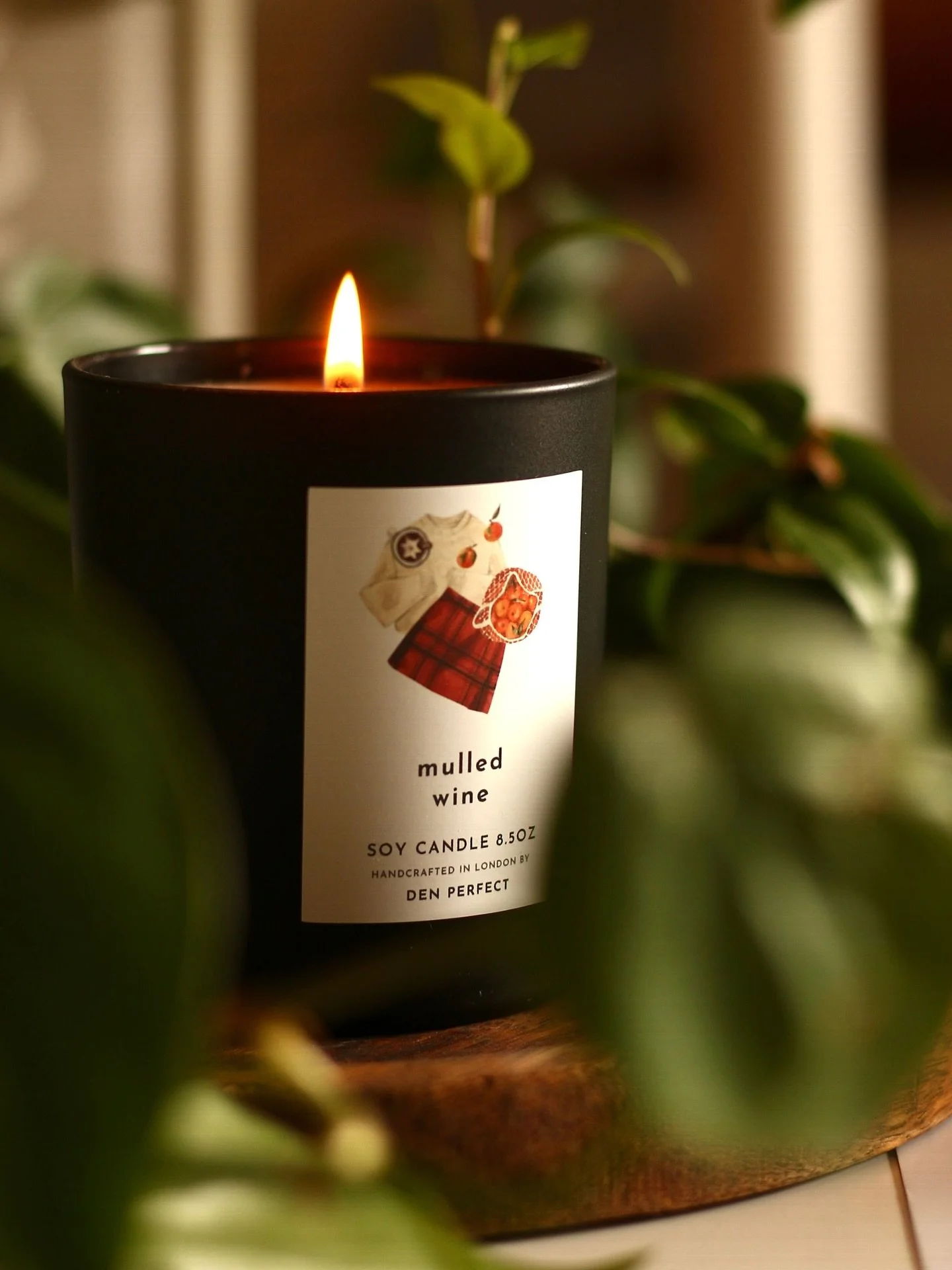 For when your living room wants to smell like a Christmas market 🍷🤩🎄 
.
.
.
.
#candle #soycandle #mulledwine #mulledwine🍷 #homeaesthetics #slowevening #hyggevibes #comfortseason #candleaddict #winteraesthetic #festive #christmascandles #christmas