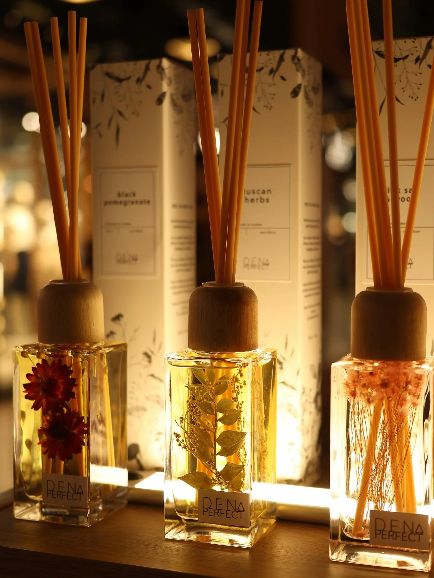 Don&rsquo;t you think that our botanical reed diffusers make the perfect Christmas gift? 😍🎄✨
Order yours now and enjoy 15% off with code PERFECTHOLIDAY15 at checkout ❤️😉
.
.
.
.
#christmasgift #christmasdecor #homefragranceuk #smallbusinessuk #chr
