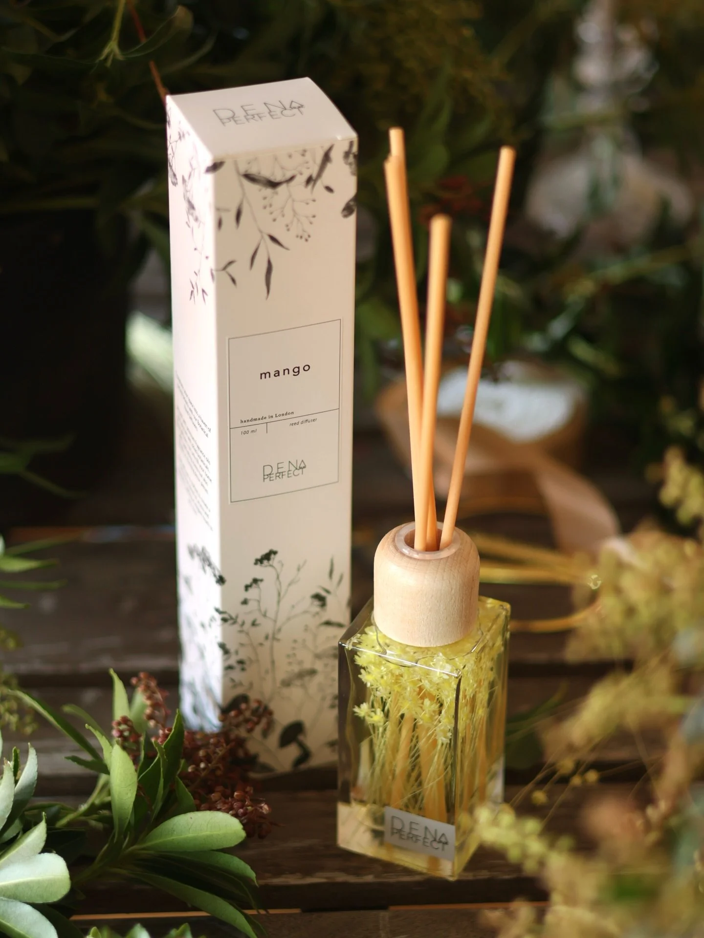 When winter lingers, a hint of sunshine makes all the difference ☀️🥭 
.
.
.
.
.
#reeddiffuser #homefragrance #diffuser #smallbusinessuk #aromatherapy
