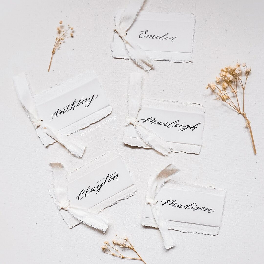 | A lovely combination of textures to fuel your Monday morning 🫶🏽
&bull;
&bull;
&bull;
&bull;
#tanyagstudio #wedding #weddinginspiration #tablesetting #tablestyling #placecards #springbride #calligraphy