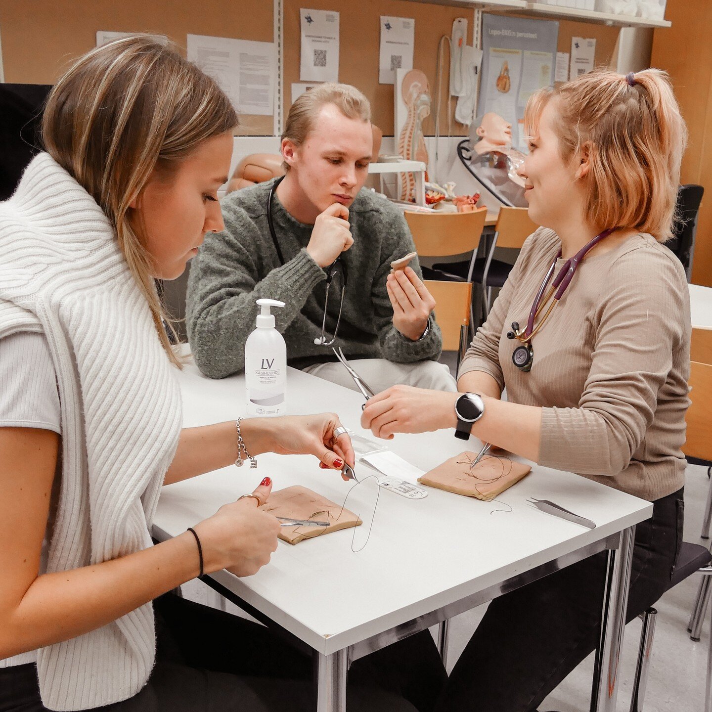 💊10.11 f&aring;r ni se hur en veterin&auml;rmedicin studerandes dag kan se ut. Ni f&aring;r ocks&aring; chans att fr&aring;ga fr&aring;gor om thorax och studierna i Vik❗

Mera tips och information om ans&ouml;kningsprocessen finns p&aring; 
www.thor