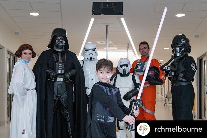 Who wouldn&rsquo;t want to work at a children&rsquo;s hospital ? Posted @withregram &bull; @rchmelbourne Judge me by my size, do you? 

Stormtroopers made the rounds today visiting our littlest troopers, bringing a little light to everyone they met.
