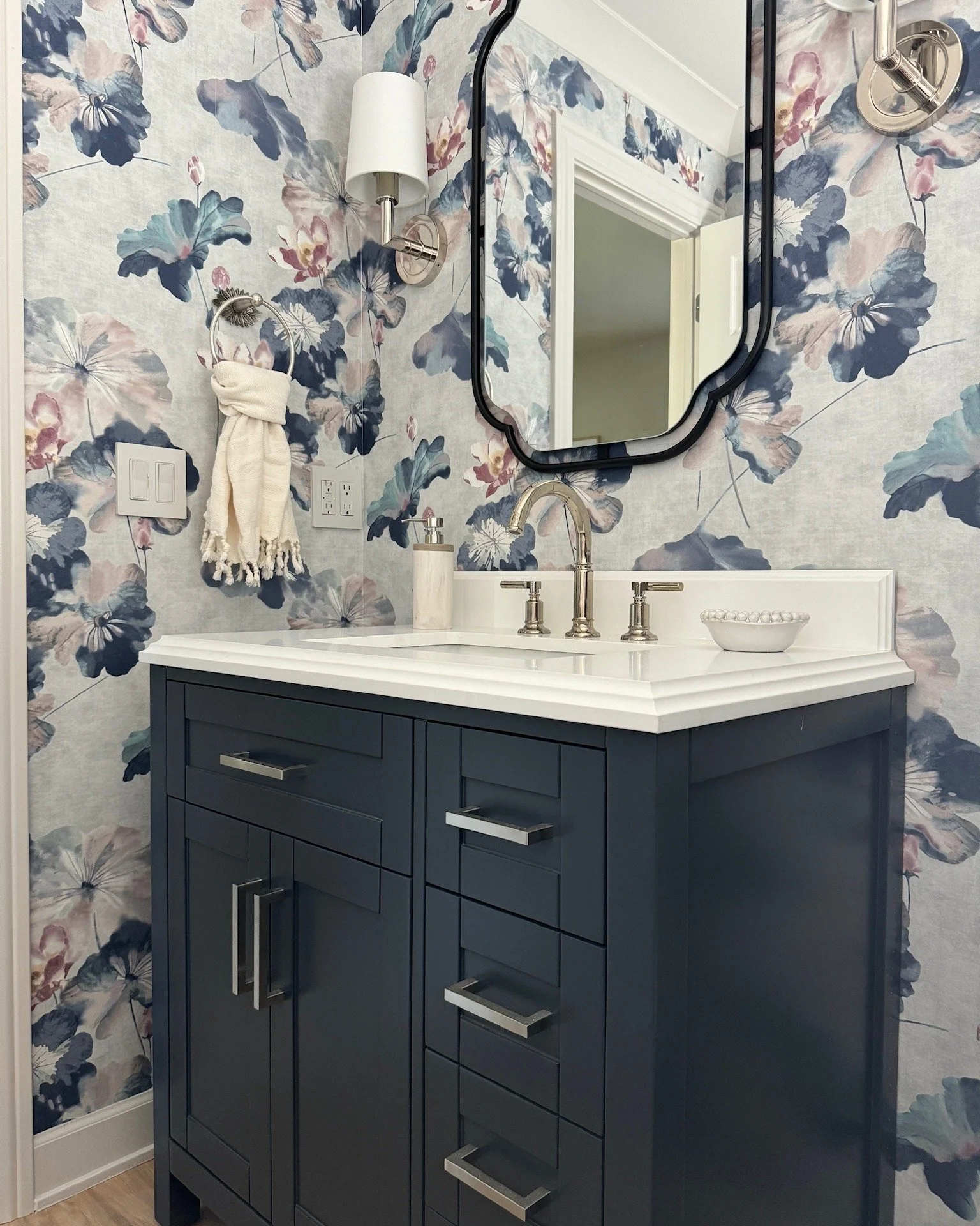 Small spaces, big impact. A guest-ready powder room with layers of details: the kind of room that expresses and makes an impression, without saying a word. 

#PowderRoomDesign #SmallSpaceDesign  #DesignDetails #CedarburgInteriorDesign #CedarburgInter